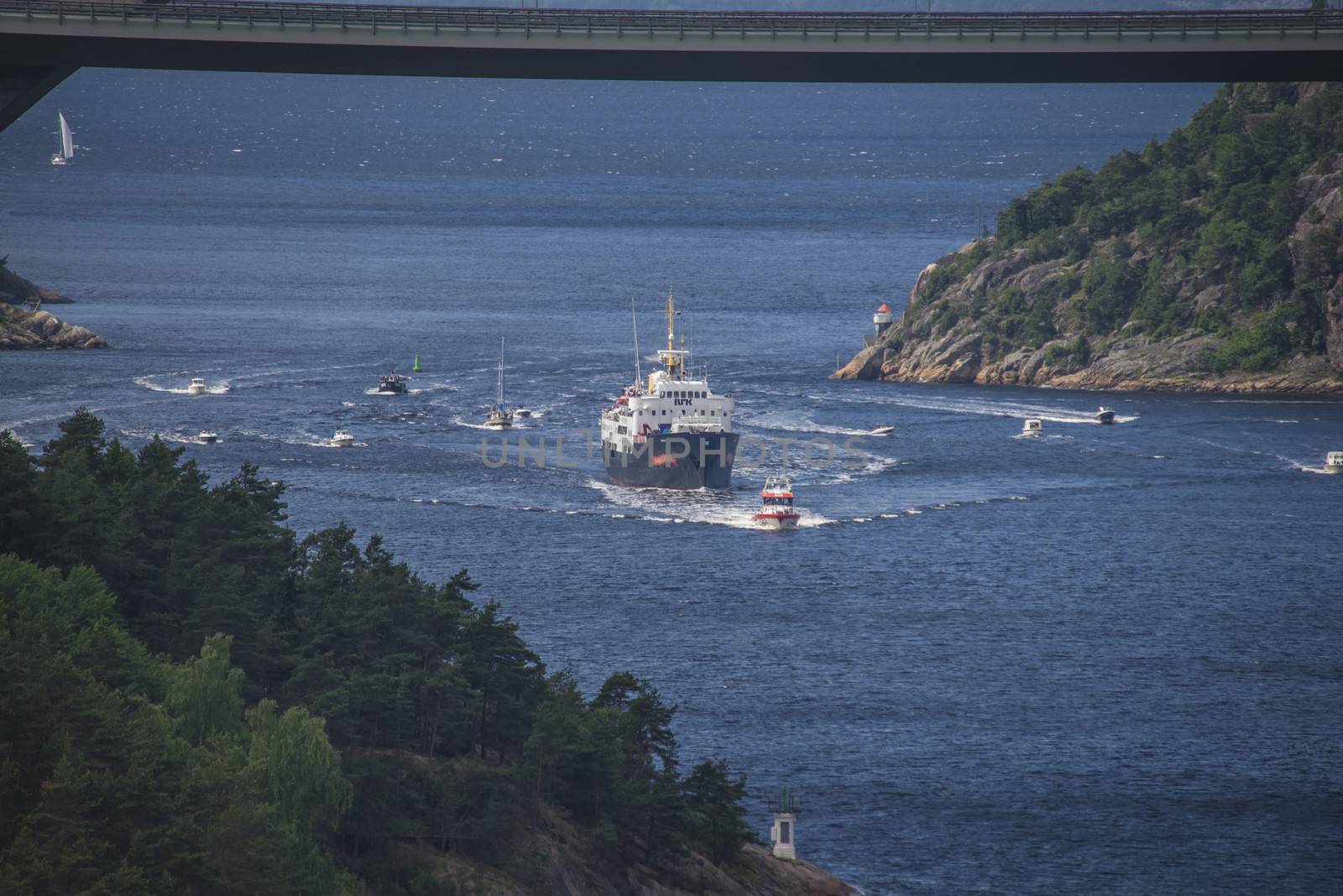 nrk are sailing with the old ms ragnvald jarl, in ringdalsfjord by steirus