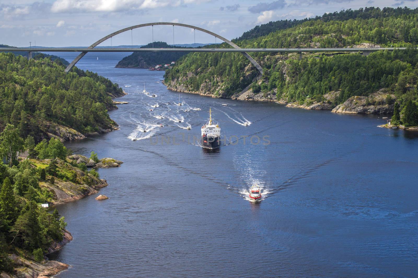 nrk are sailing with the old ms ragnvald jarl, in ringdalsfjord by steirus