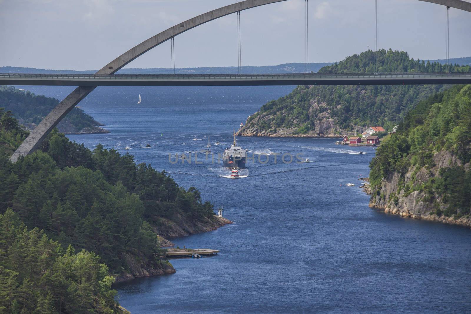 nrk are sailing with the old ms ragnvald jarl, in ringdalsfjord by steirus