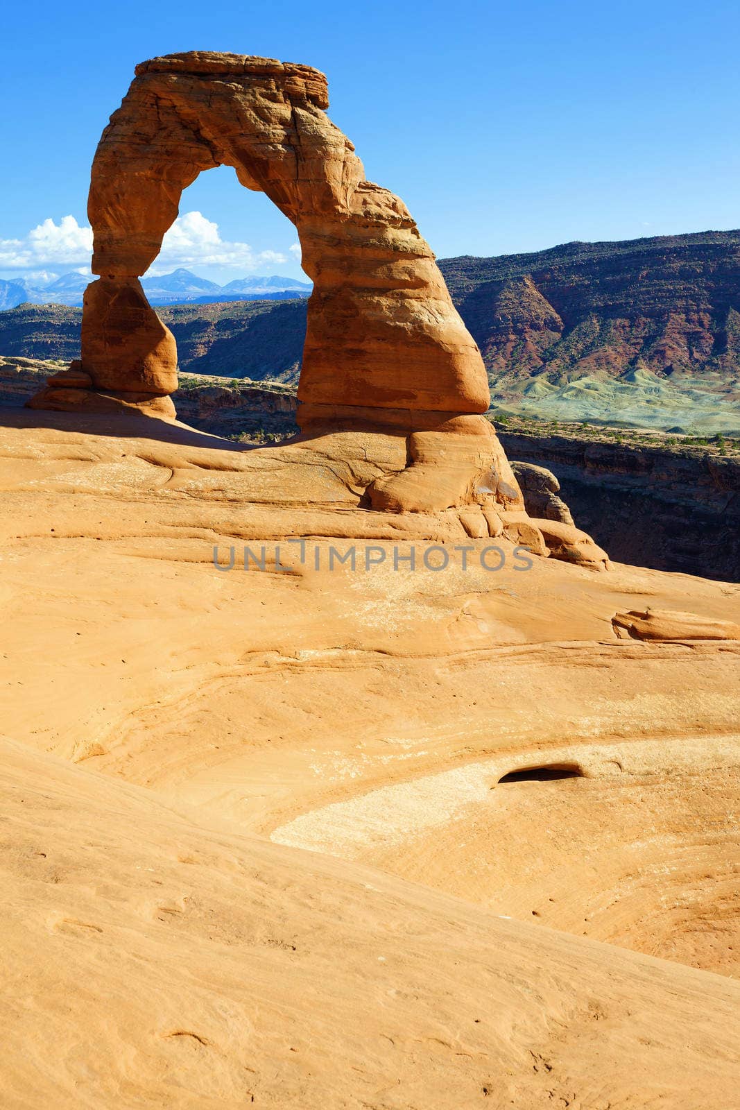 Vertical view of Delicate Arch by vwalakte