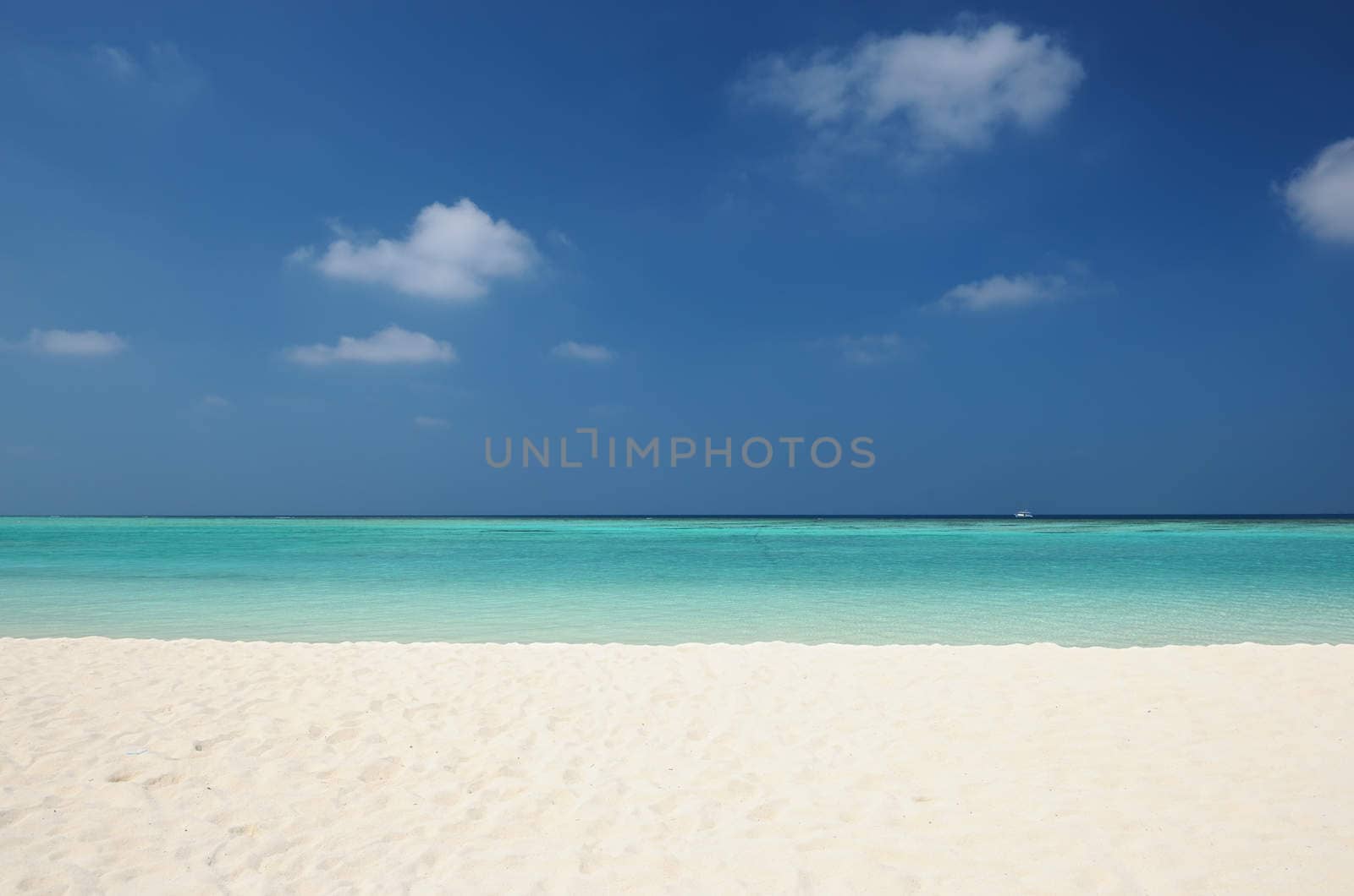 Crystal clear turquoise water at tropical maldivian beach