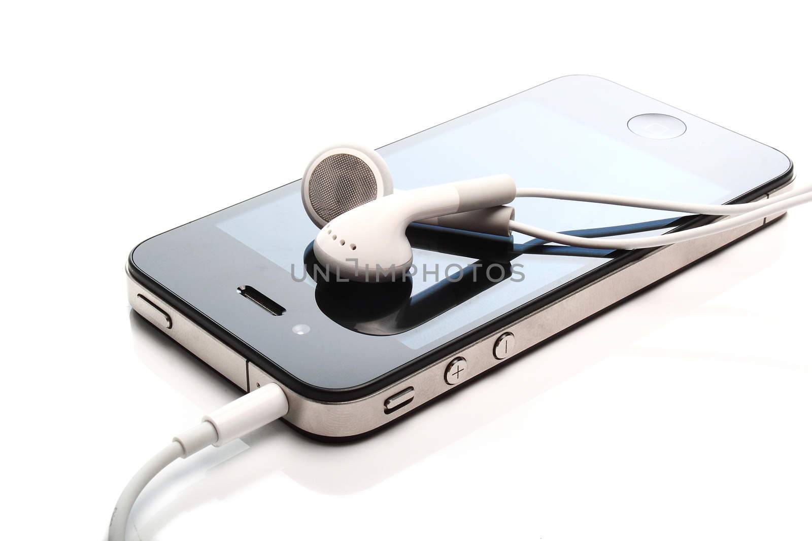 Iphone 4S and earphones