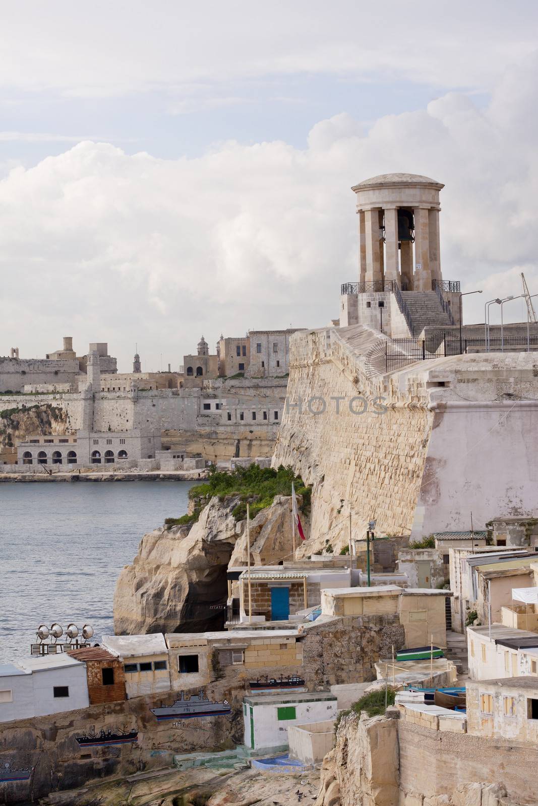 Erected in 1992 to commemorate the award of the George Cross to Malta