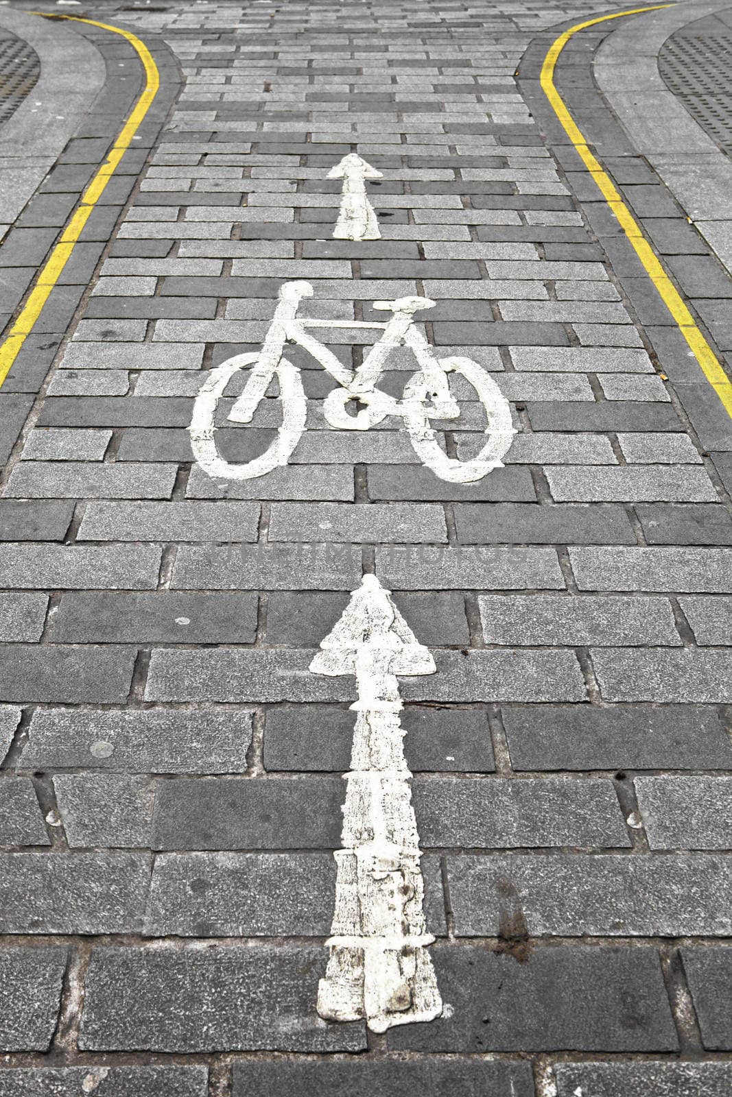 Cycle path in a city with yellow lines