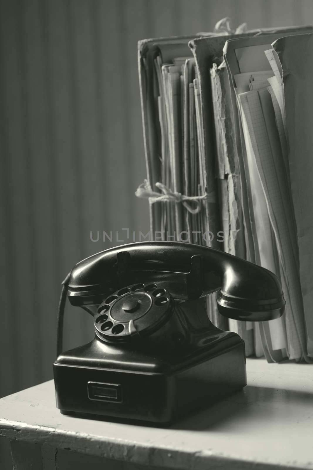 Old phone in office by stokkete