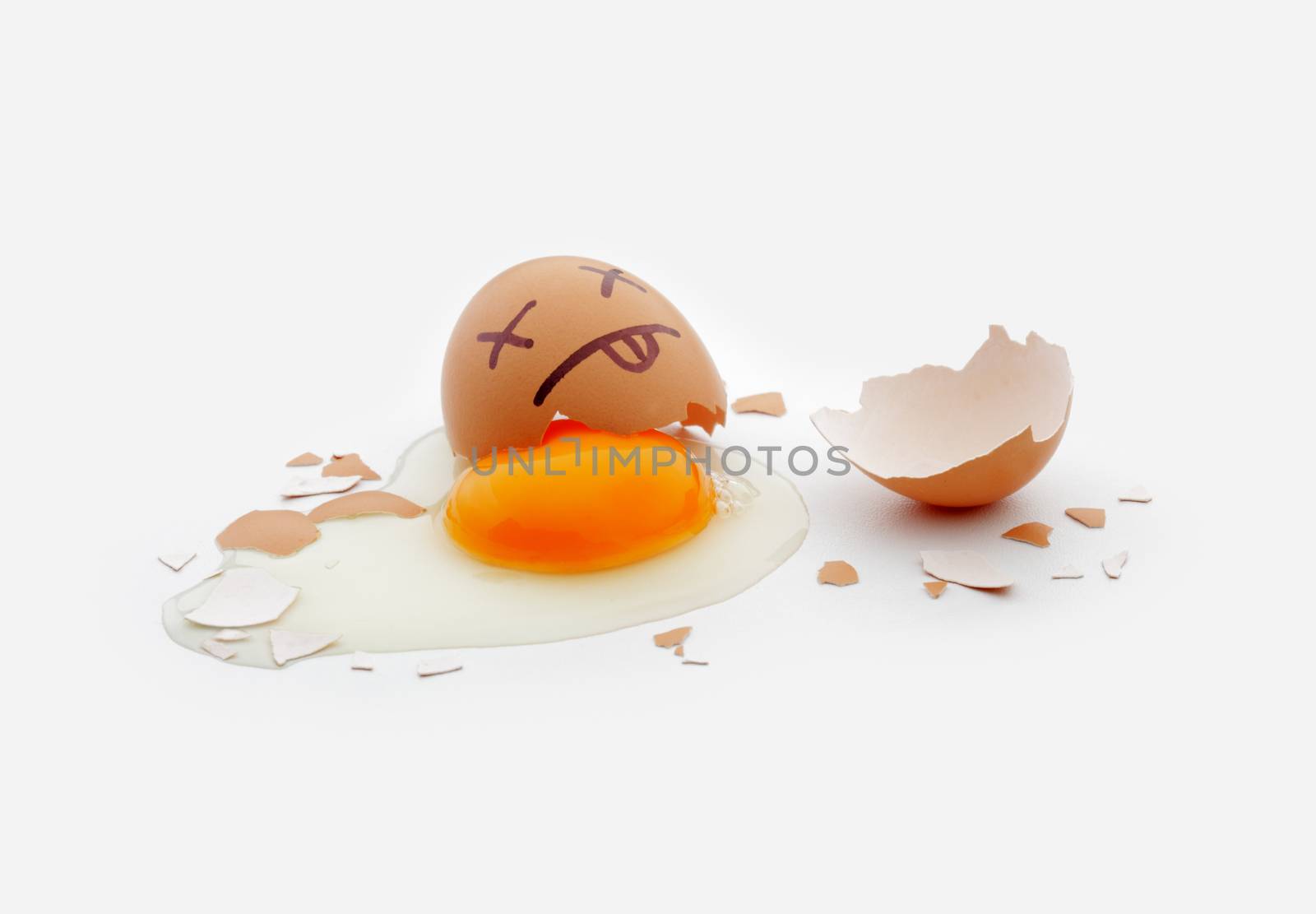 Cracked egg  by stokkete