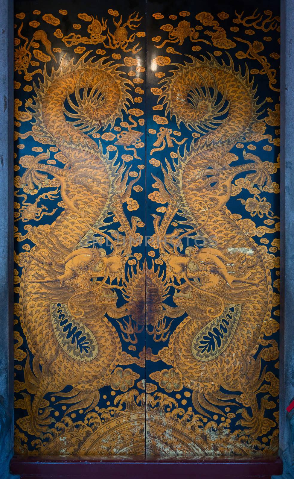 Wooden door with dragon images in Chinese Thian Hock Keng temple in Singapore (temple is a public place). 