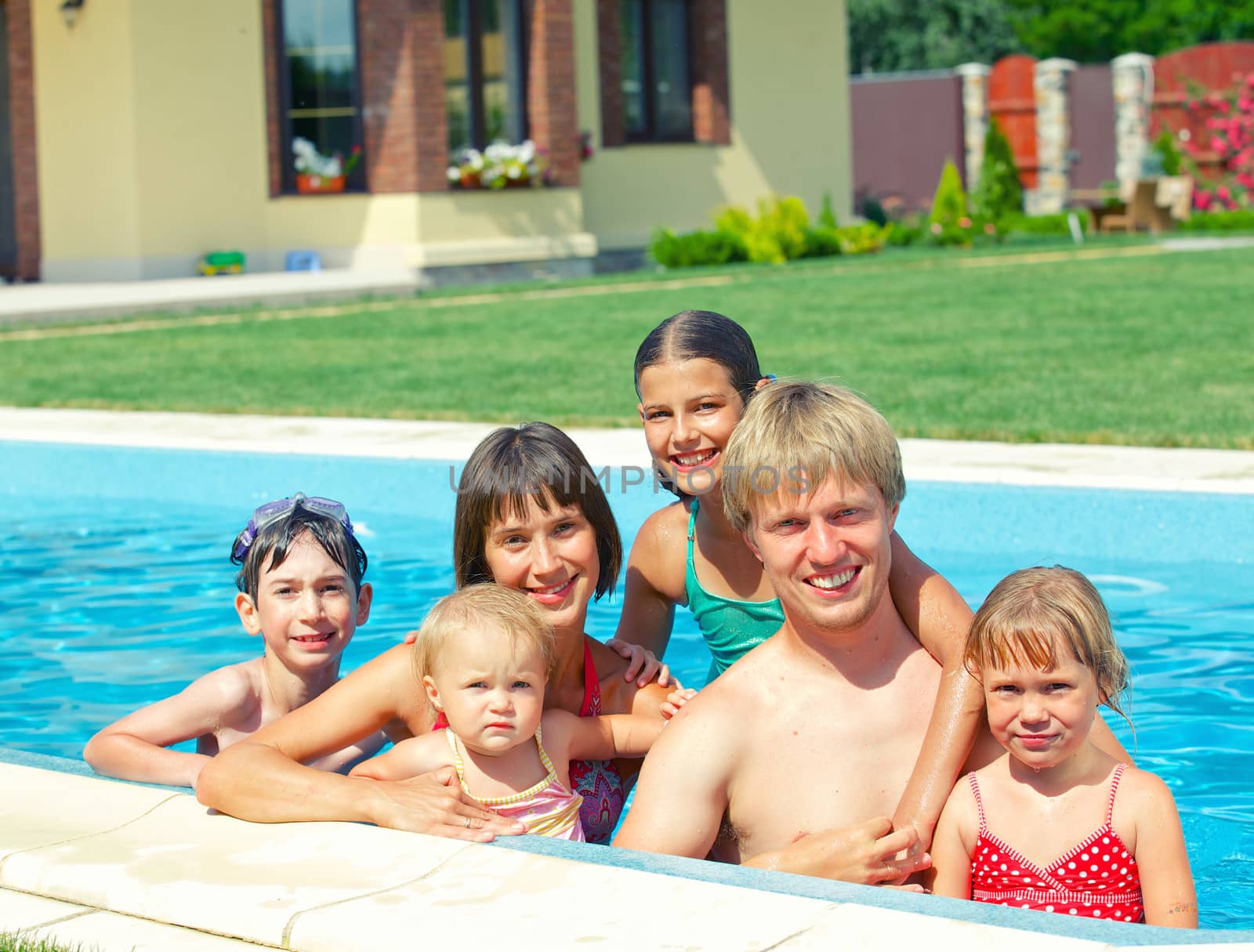 Family in the pool by maxoliki