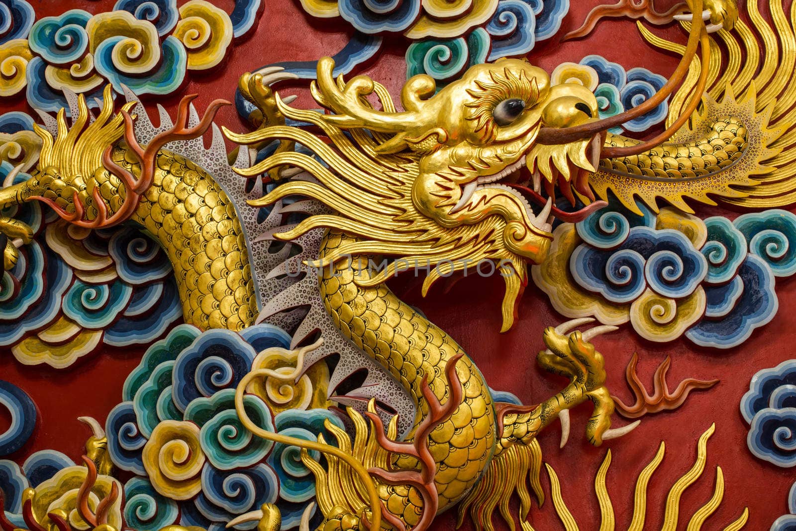 Golden dragon statue by lavoview