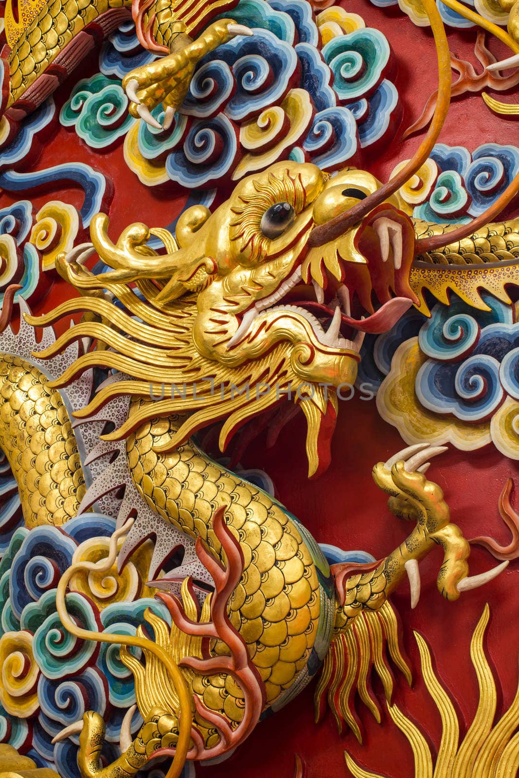 Golden dragon statue by lavoview