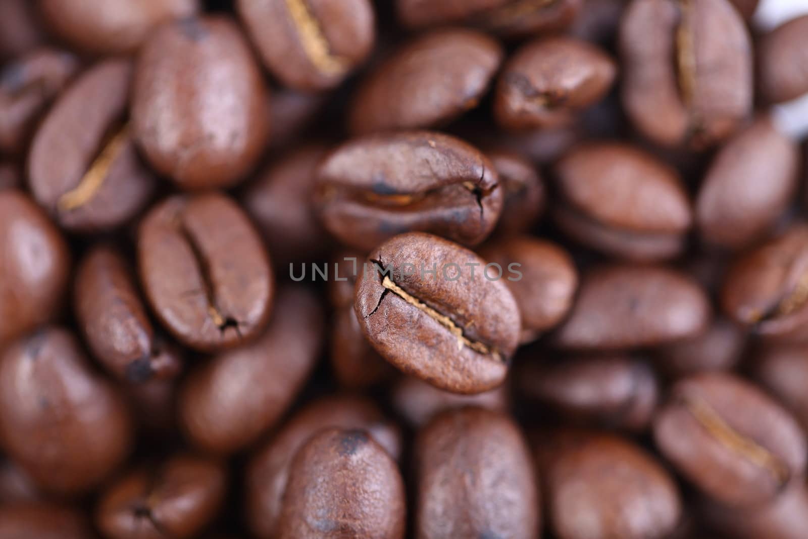 roasted coffee beans by indigolotos