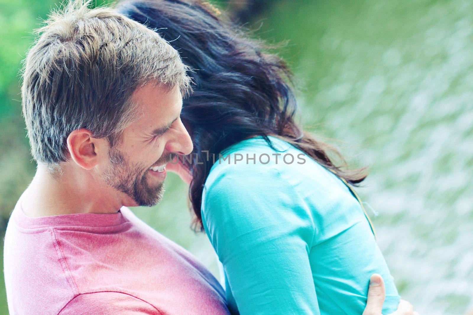 Portraite of a happy couple outdoors in the park 