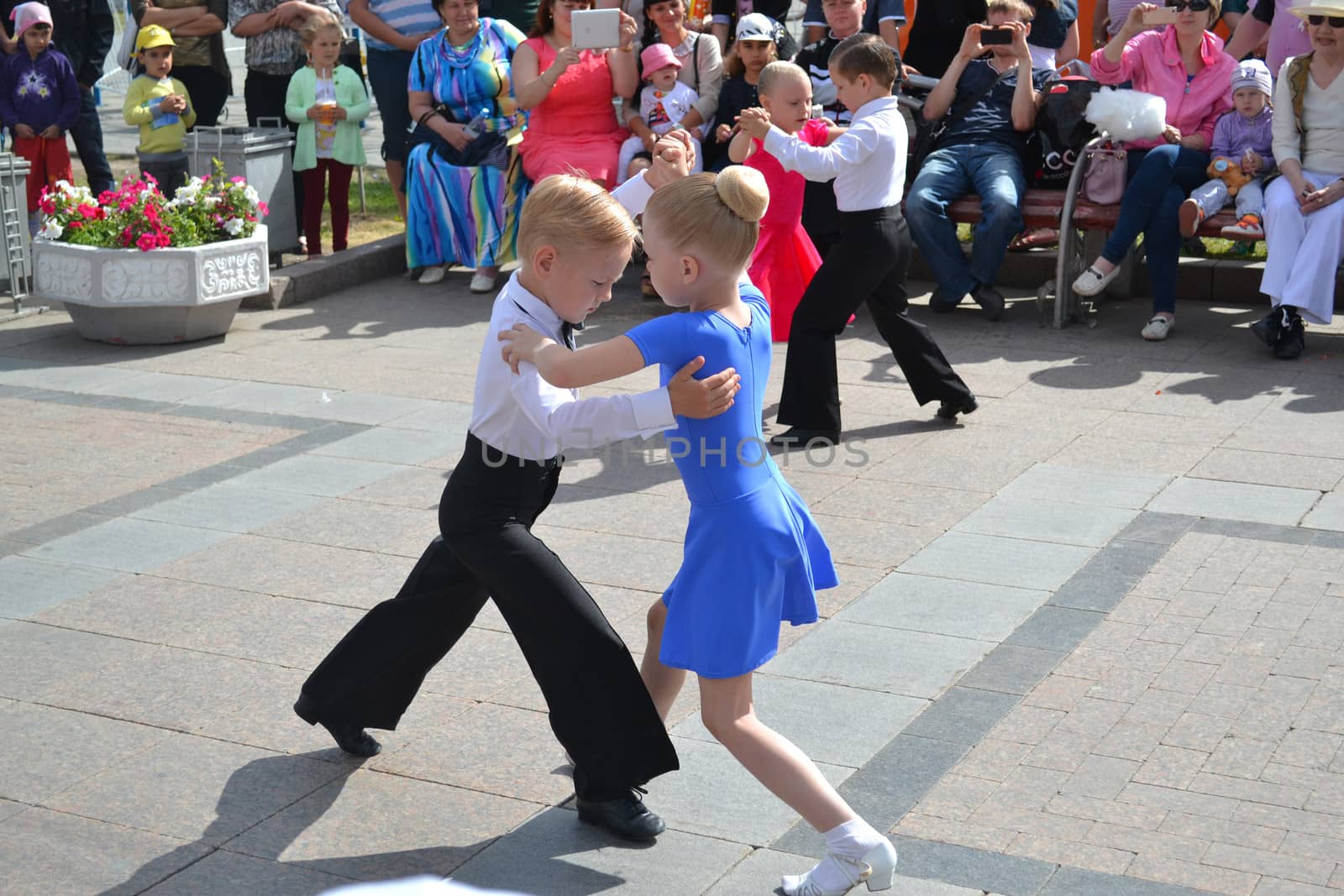 Speech of young dancers in Tsvetnoy Boulevard in the holiday, Tyumen