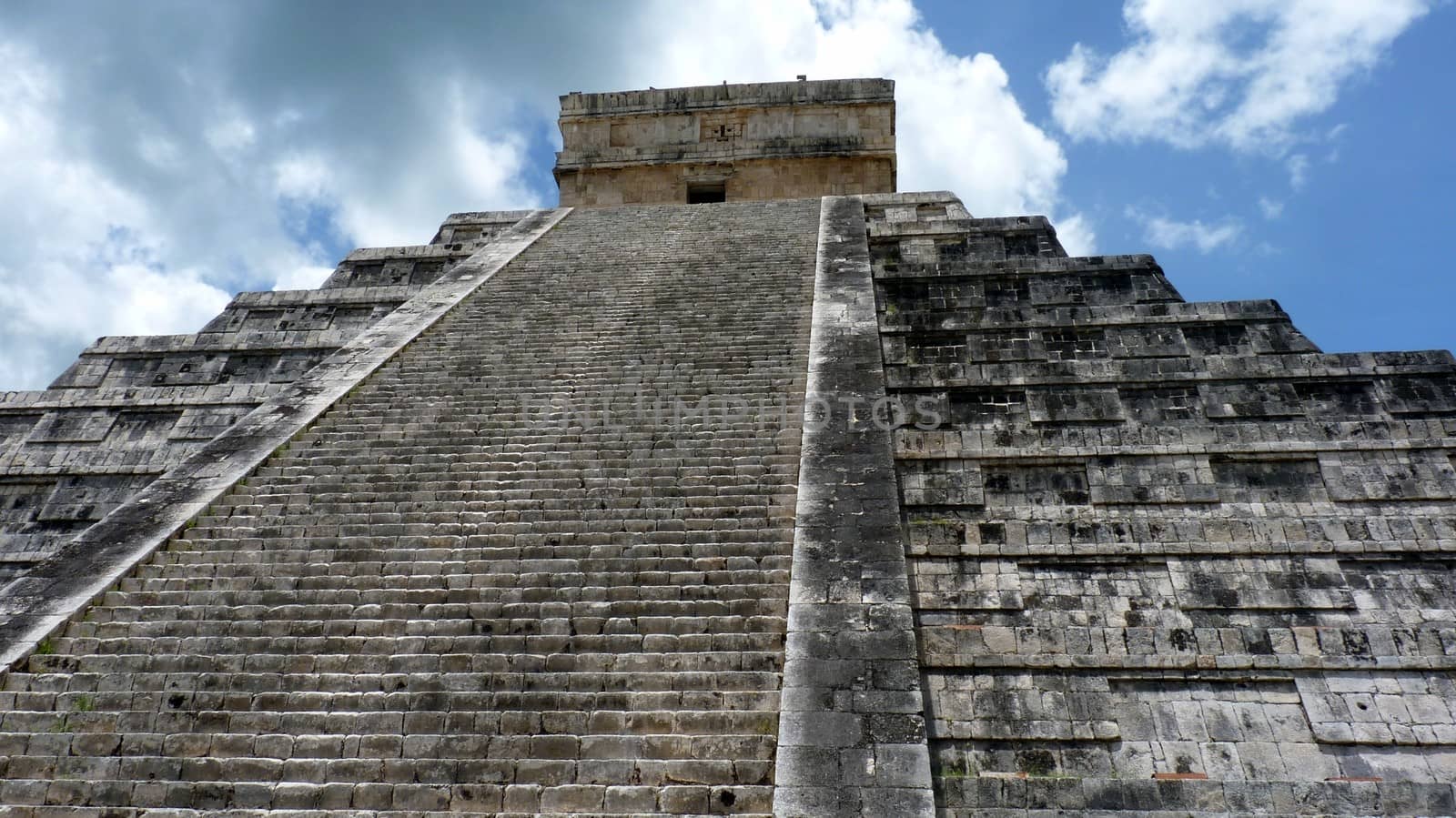 Kukulkan pyramid in Chichen Itza on the Yucatan Peninsula, Mexico