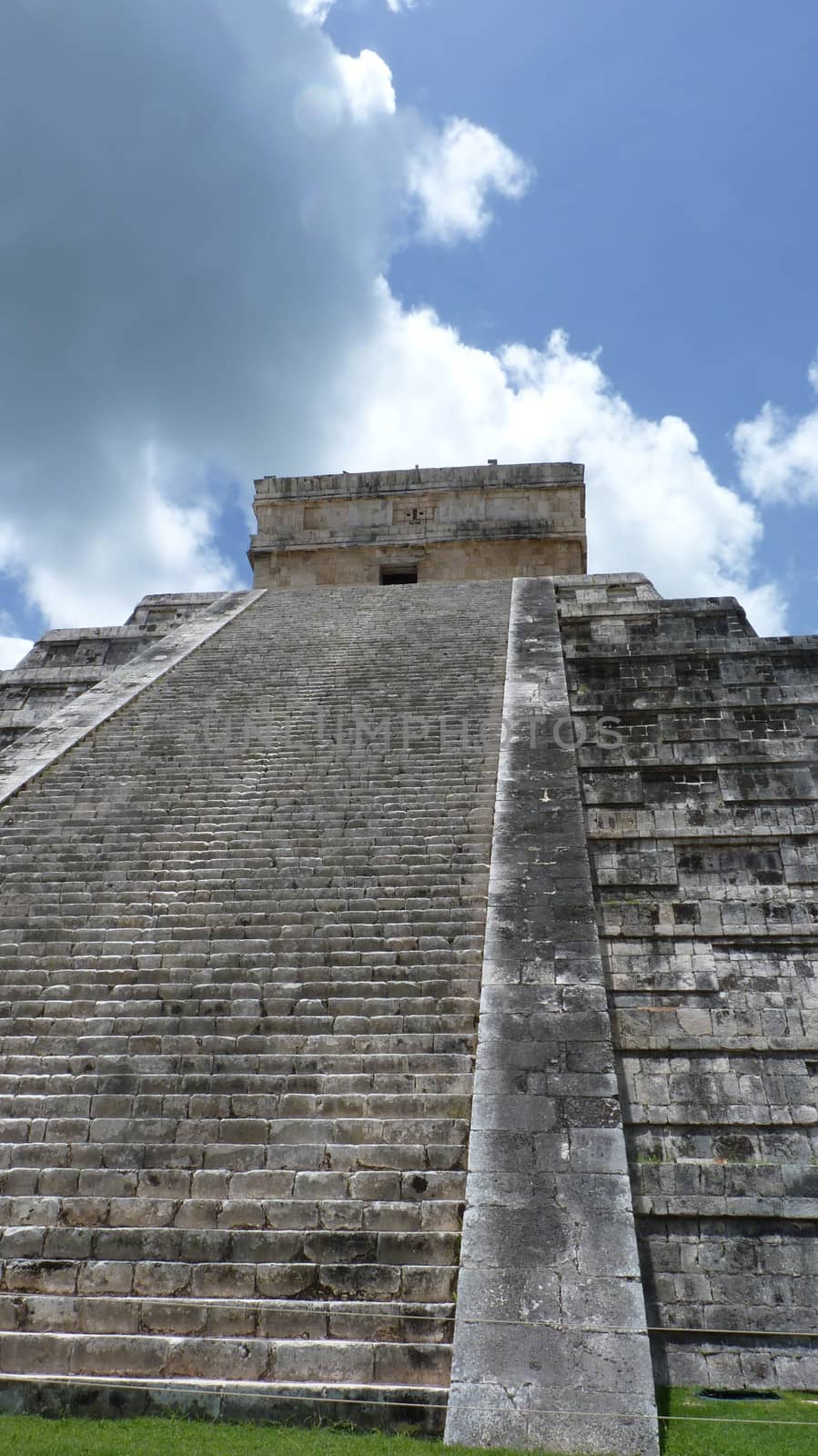 Kukulkan pyramid in Chichen Itza by nicousnake