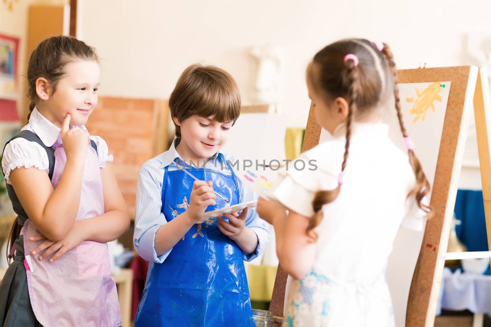 children draw pictures of easels, drawing lesson