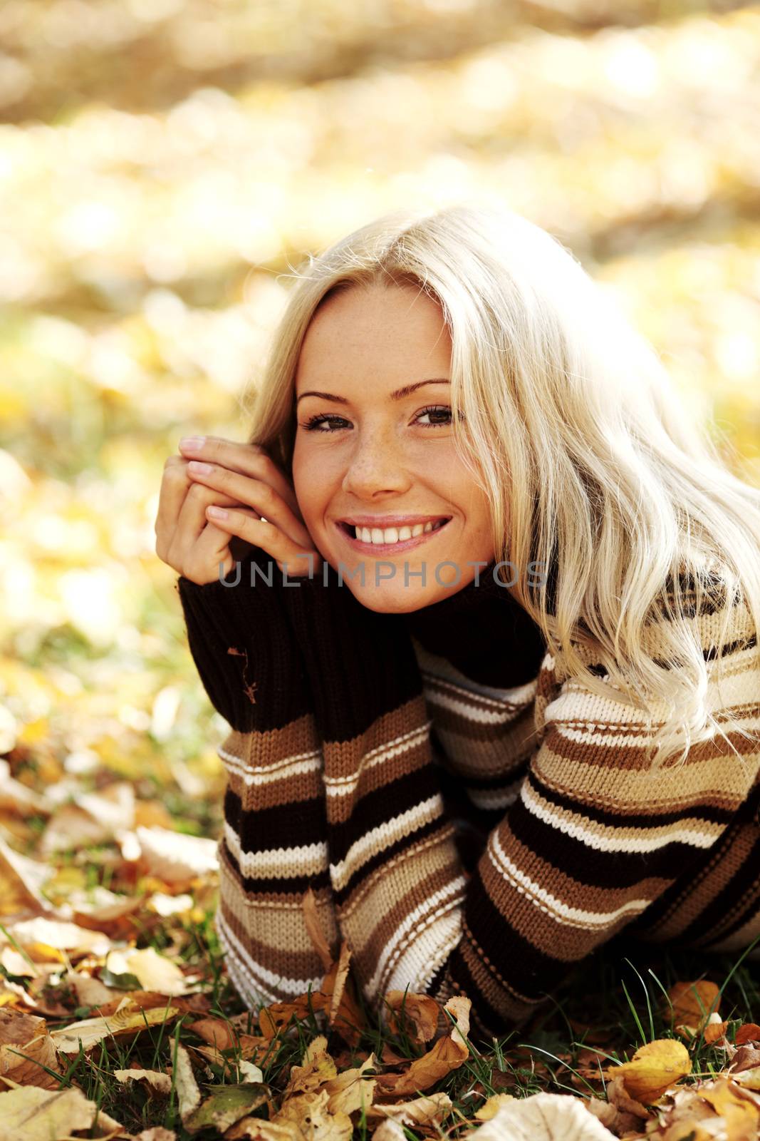 autumn woman portret in park