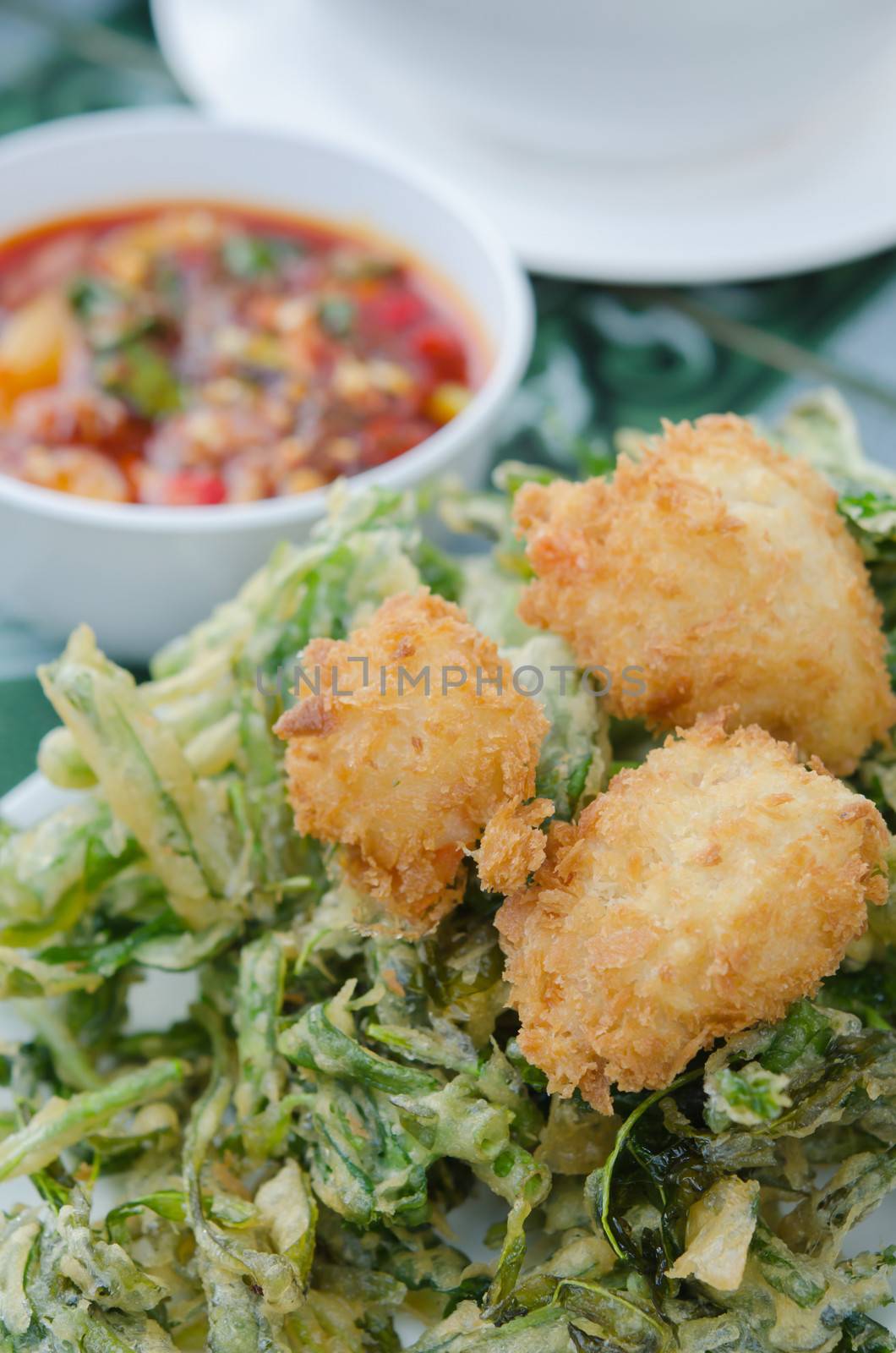 close up  crispy shrimp and crispy vegetable served with chili sauce 