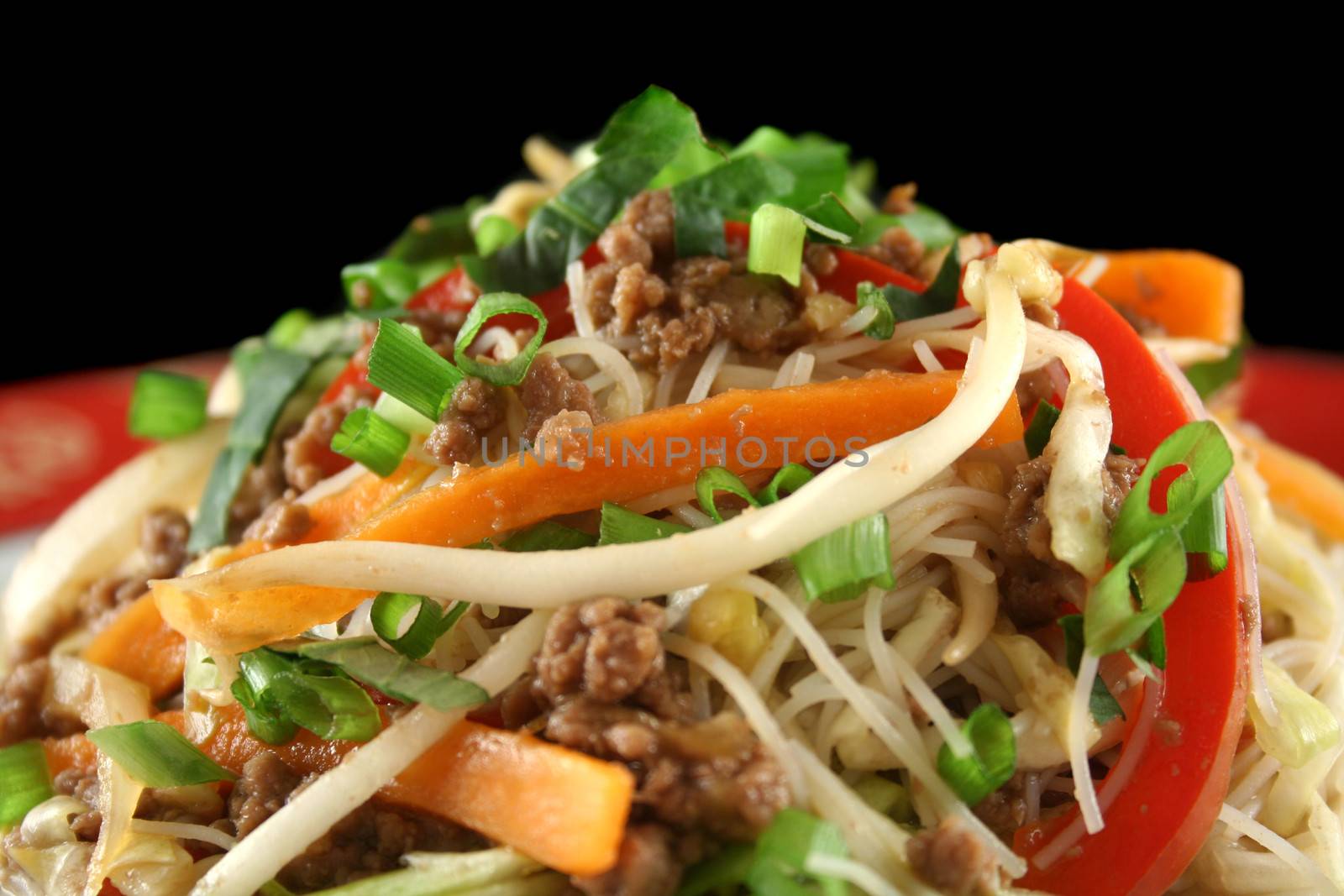 Stirfry beef chow mein with fresh Chinese vegetables.