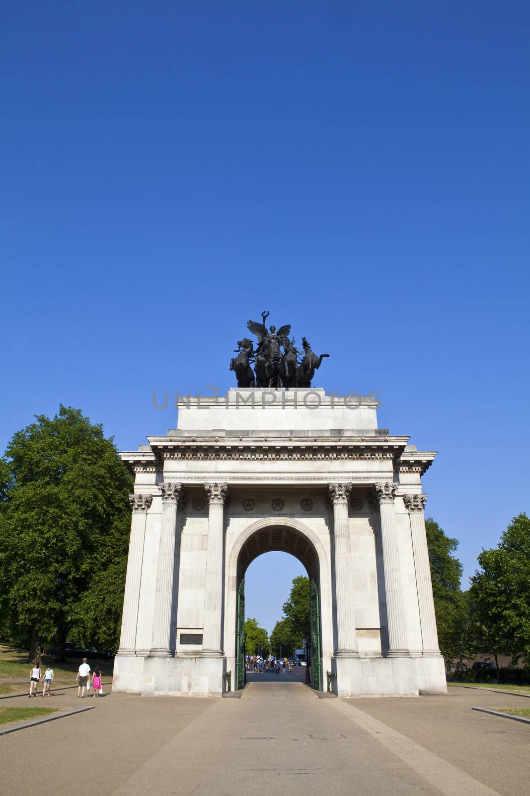 Wellington Arch in London by chrisdorney