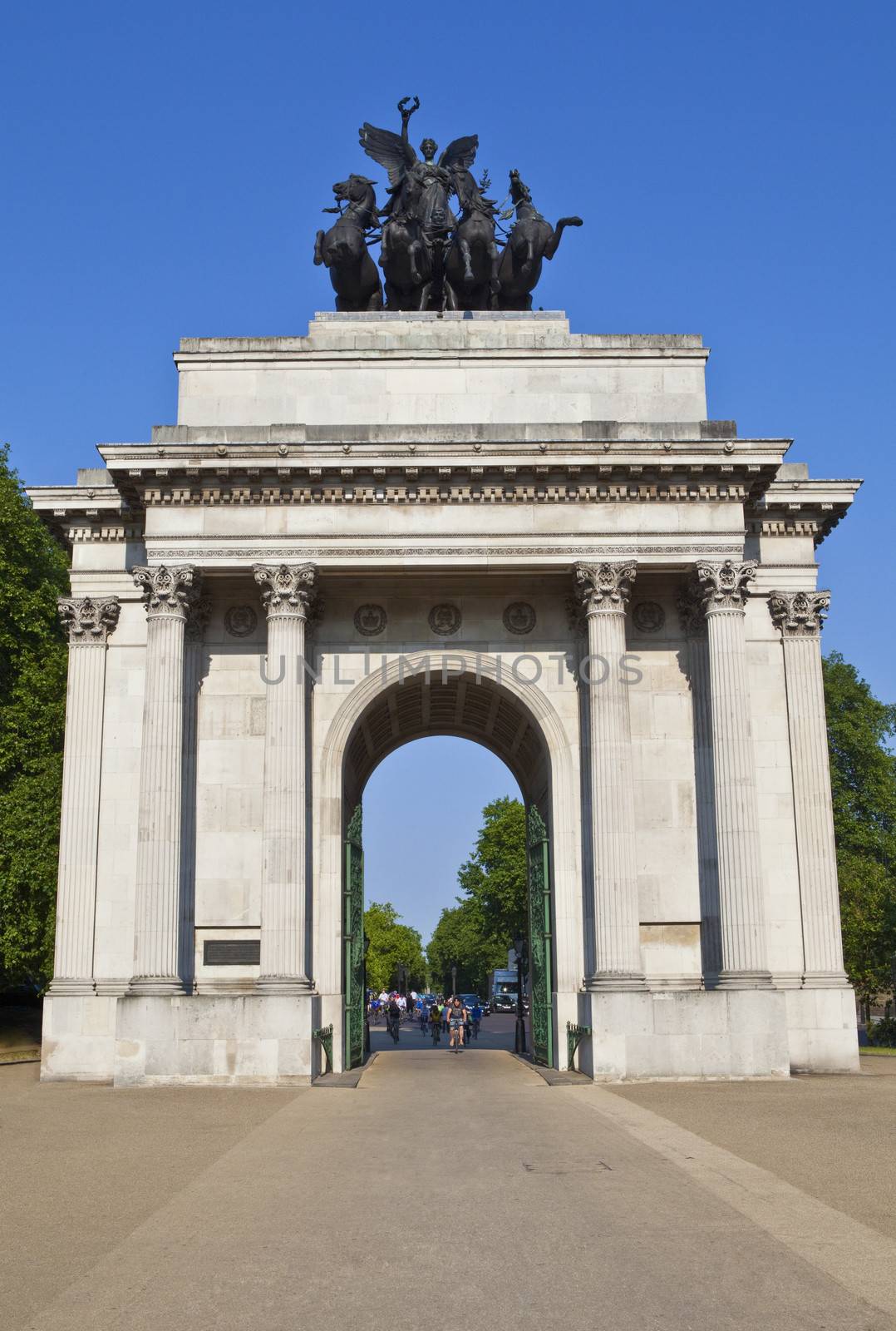 Wellington Arch in London by chrisdorney