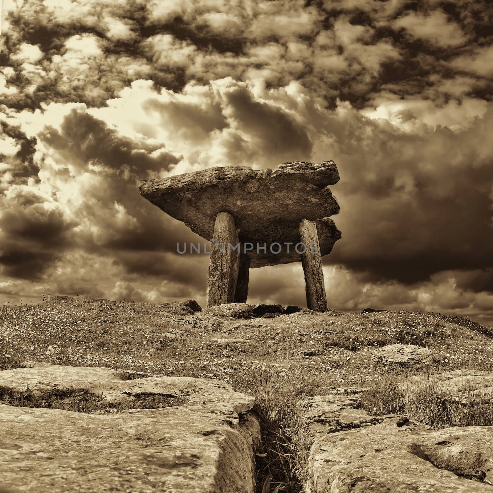 Poulnabrone dolmen, 5,000 year old portal tomb in the limestone Burren area of County Clare, Ireland