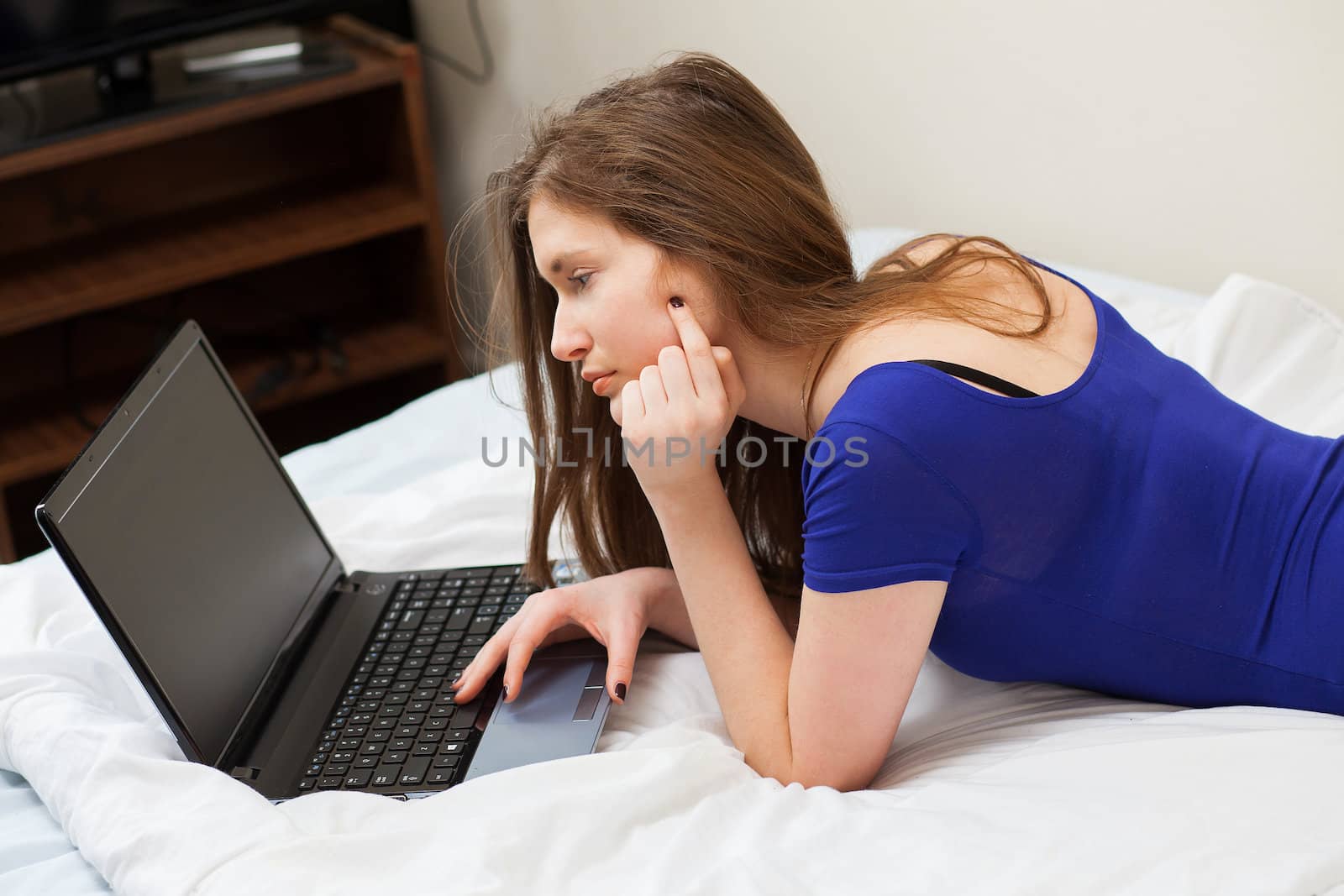 Beautiful caucasian woman relaxing at home with notebook