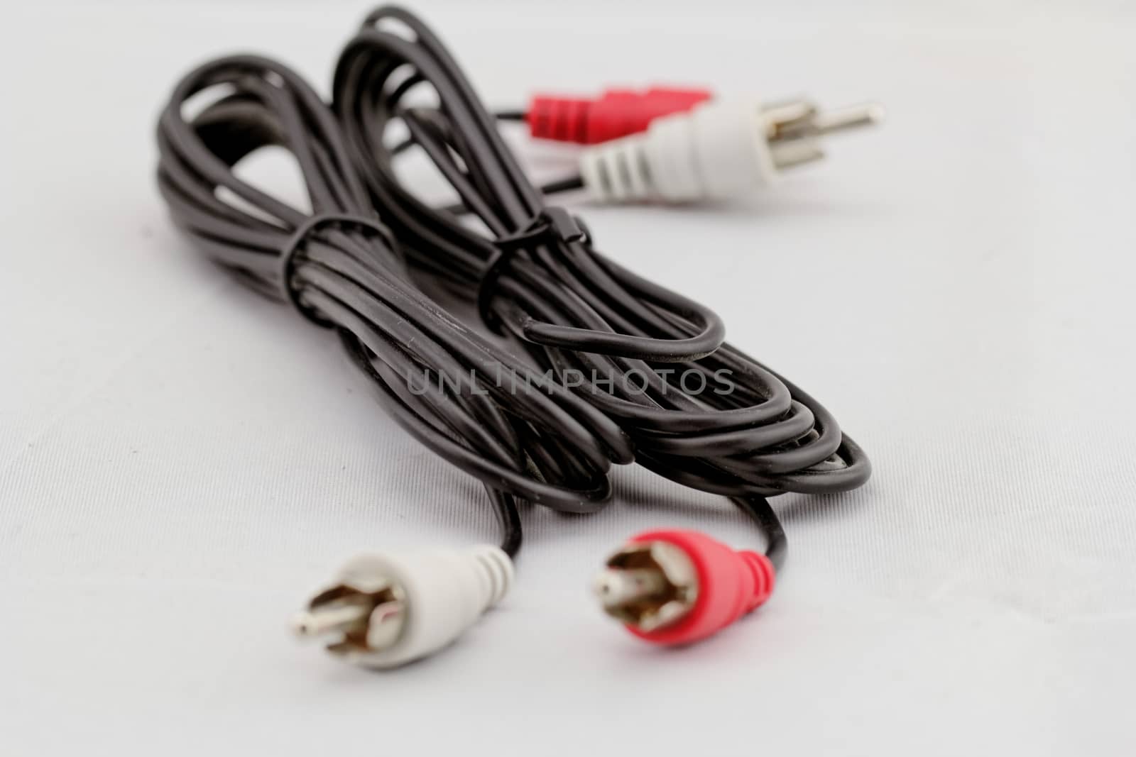 Left-right audio RCA cable on a white background (red white)