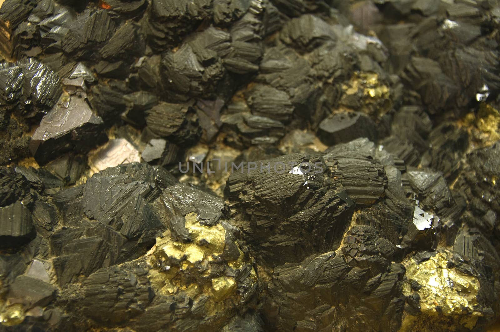 nest of chalcopyrite in the host rock