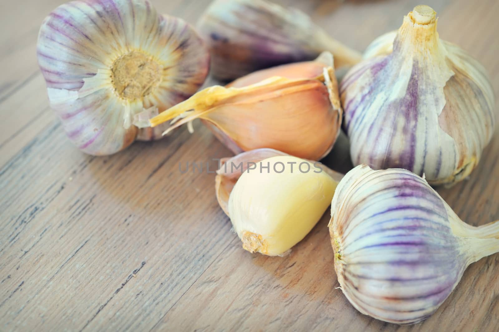 Garlics on old wood