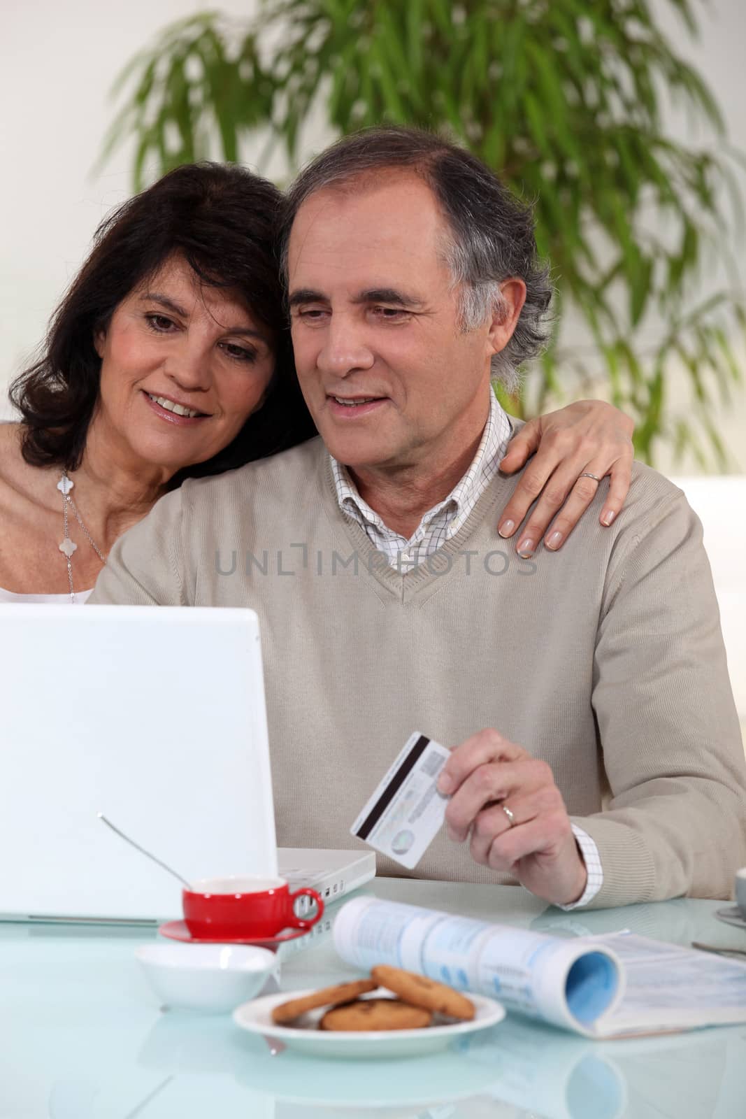 Married couple sat ordering good on-line by phovoir
