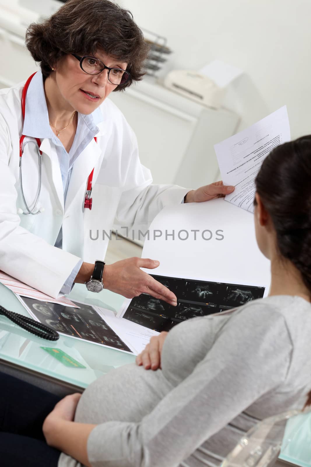 Pregnant patient receiving the results of a scan by phovoir