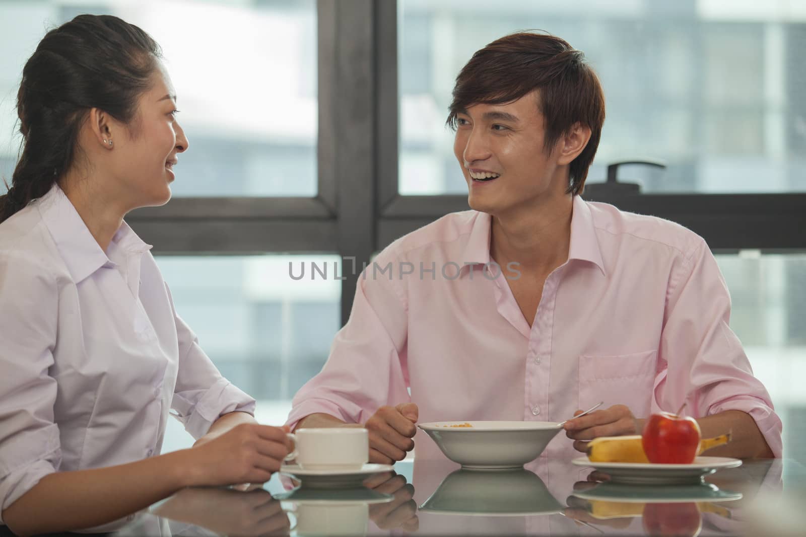 Business couple eating breakfast