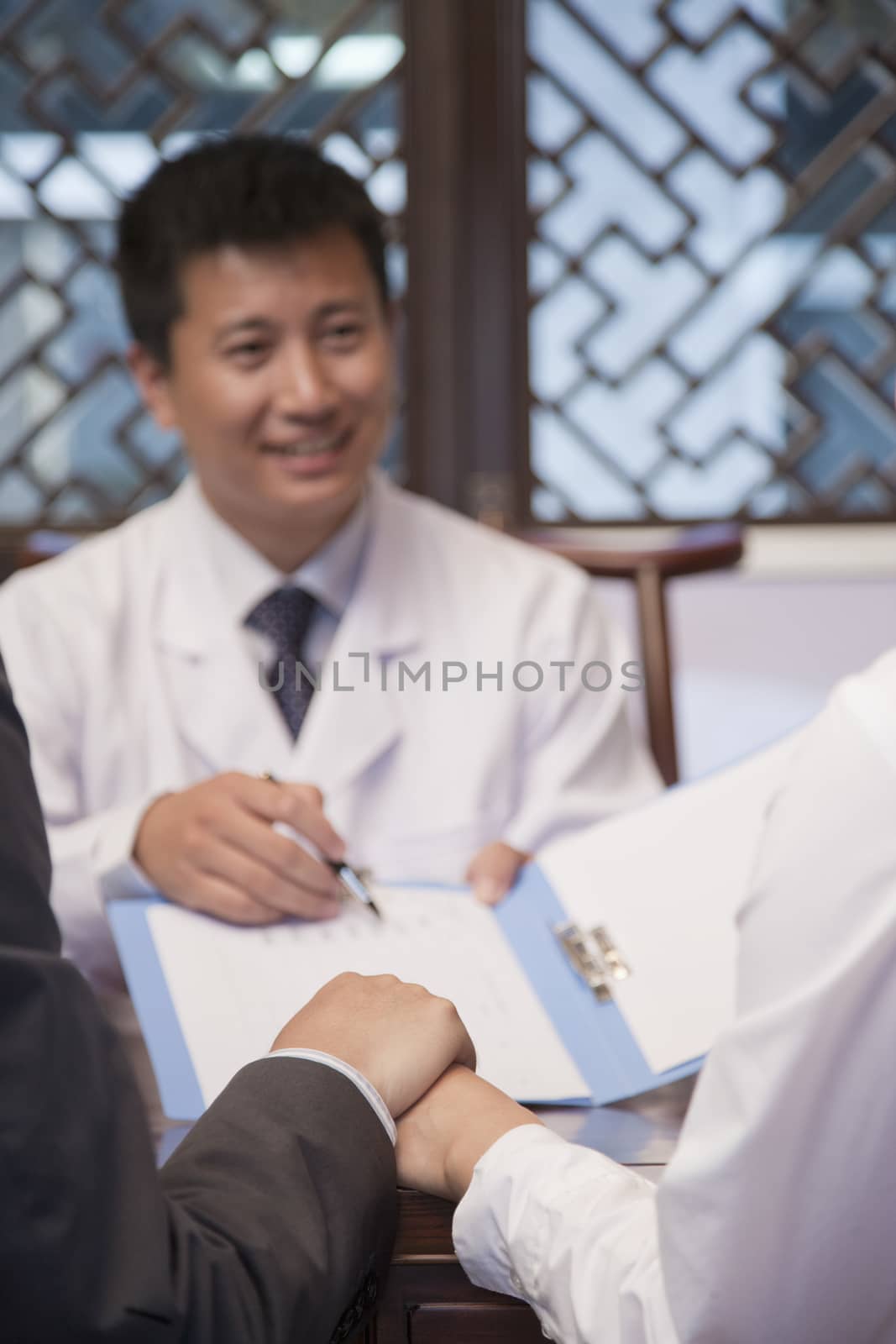 Doctor Presents Results to Patient by XiXinXing