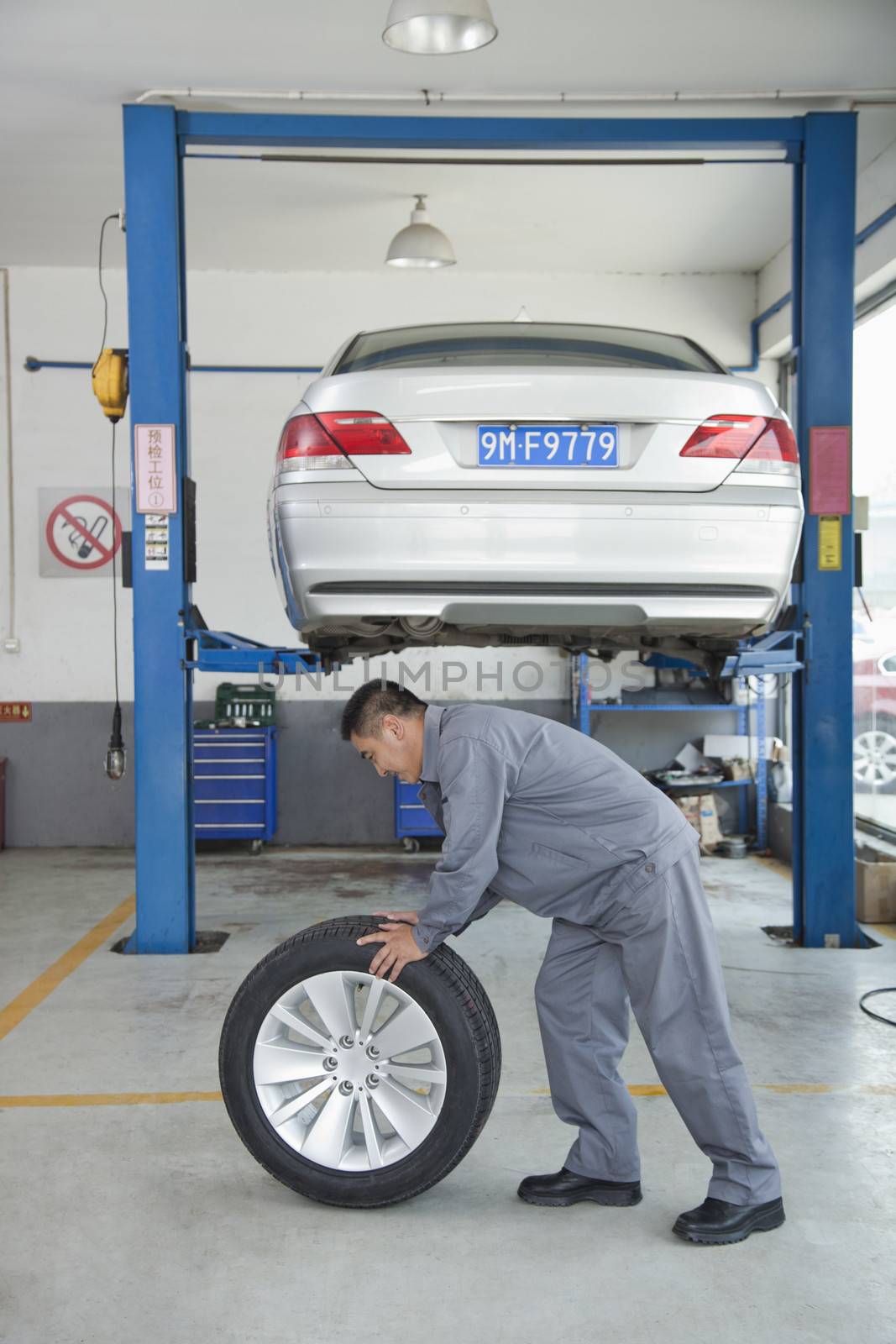 Mechanic Rolling Tire