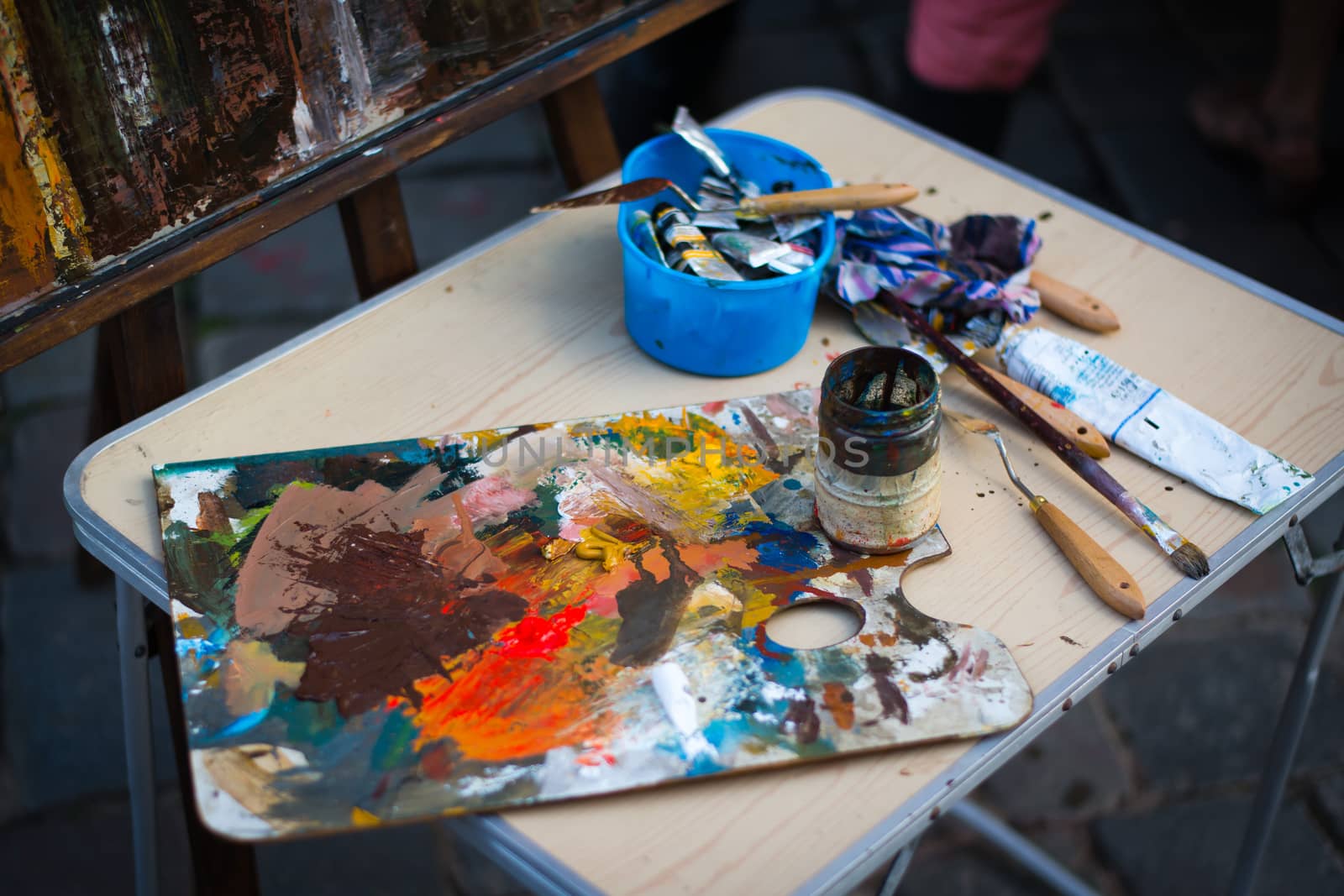 Picture of palette with paintbrush and palette-knife
