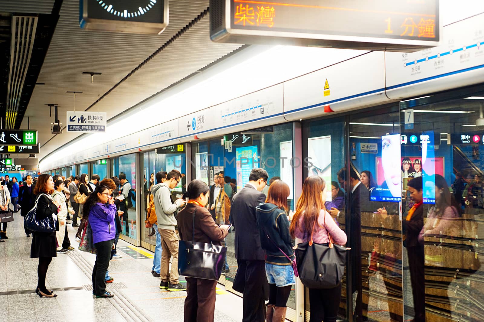 Hong Kong subway by joyfull