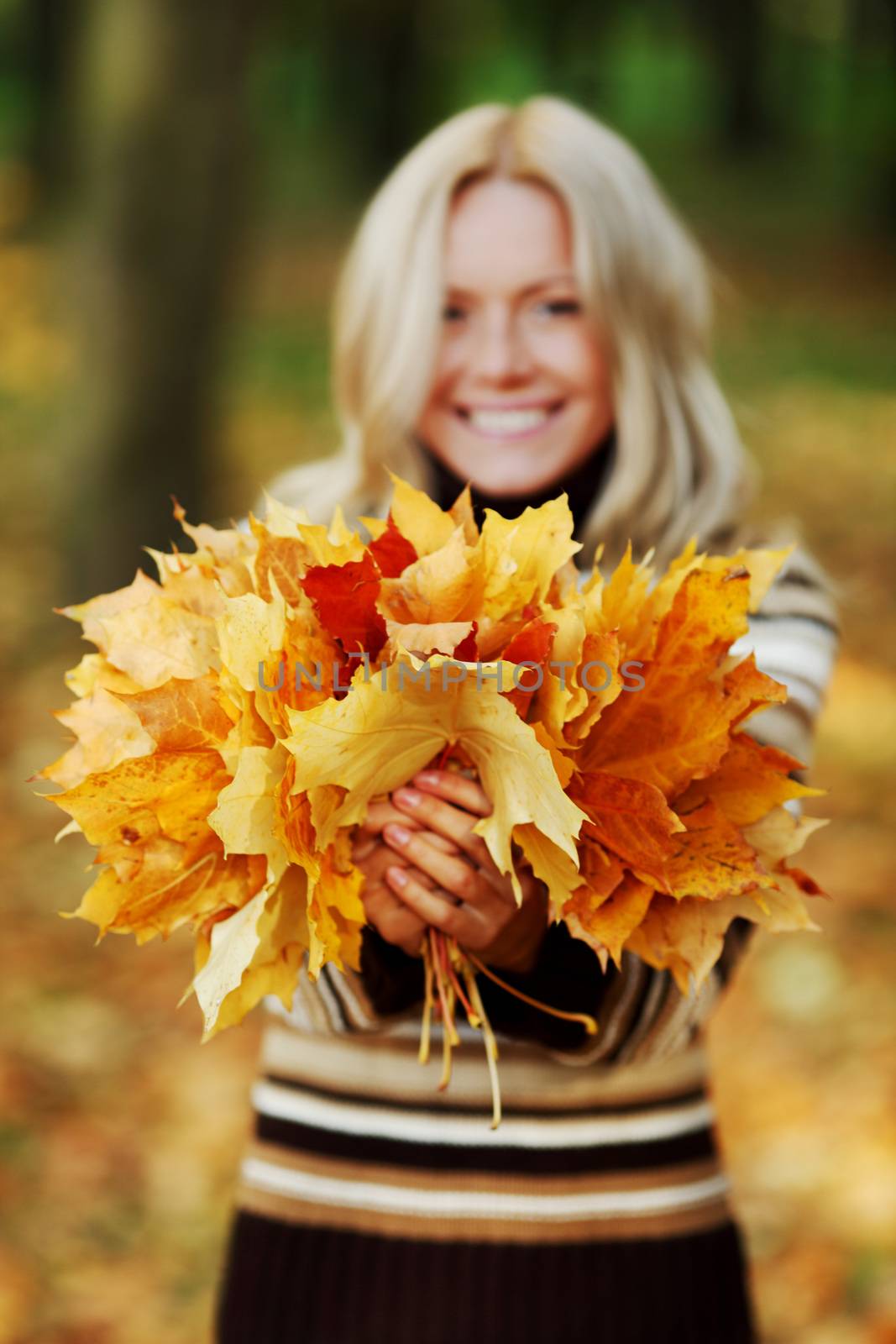 woman portret in autumn leaf close up