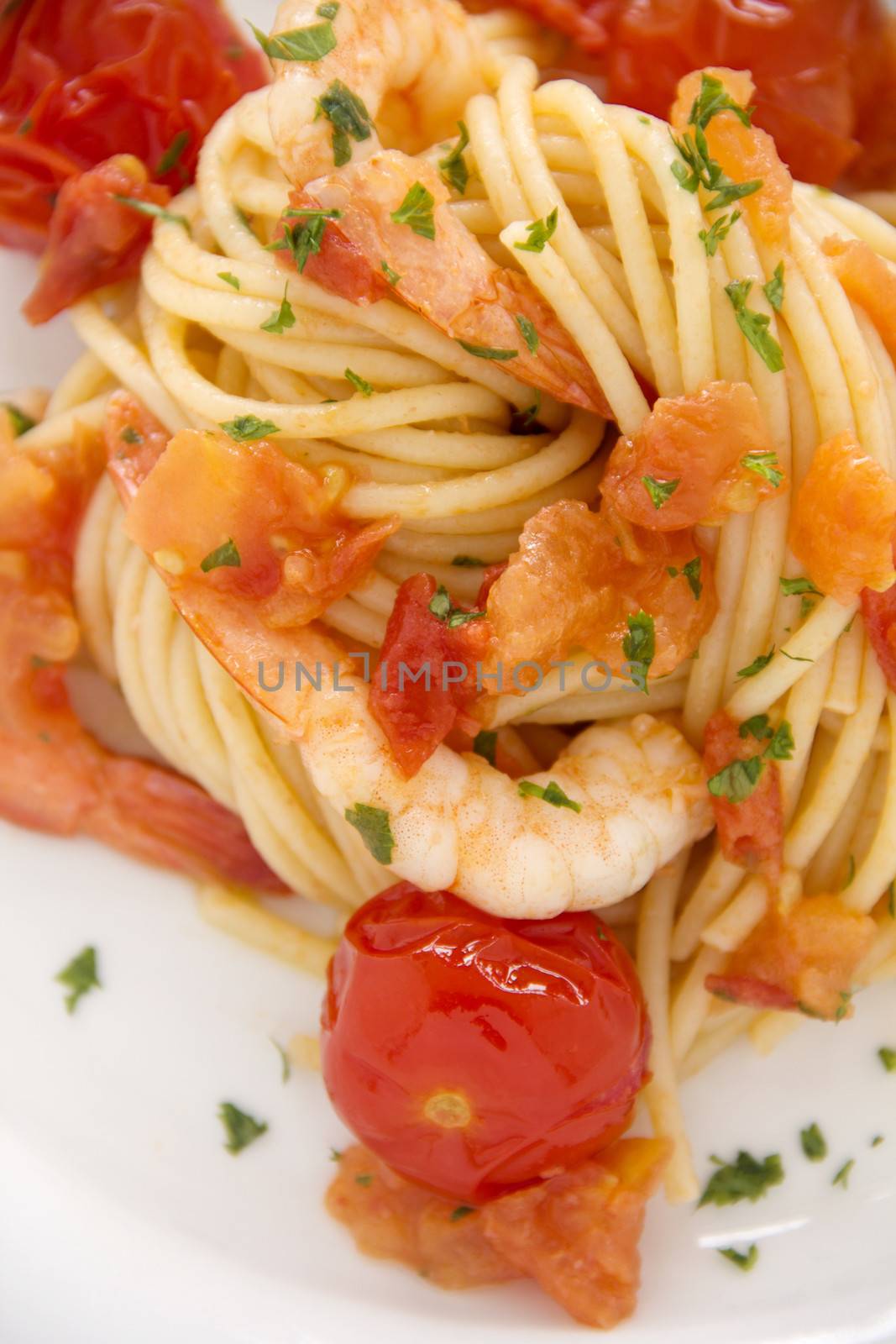 Delicious fresh shrimps and spaghetti with cherry tomatoes and parsley.