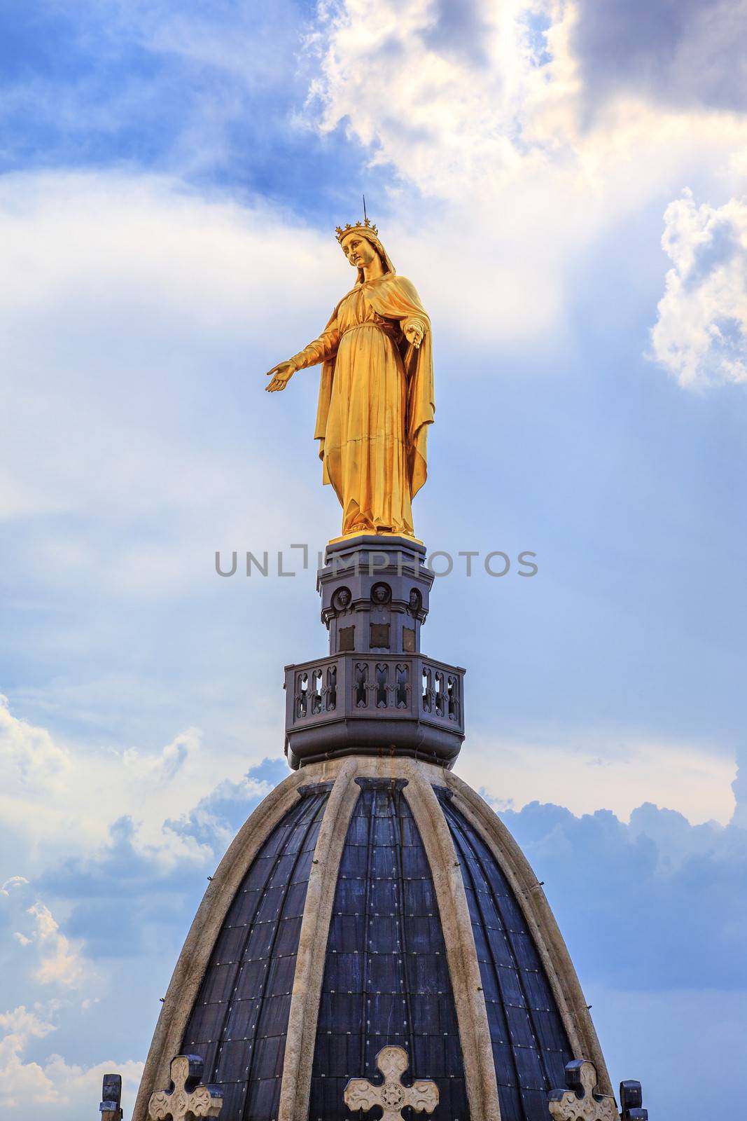 Golden Statue of Virgin Mary by vwalakte