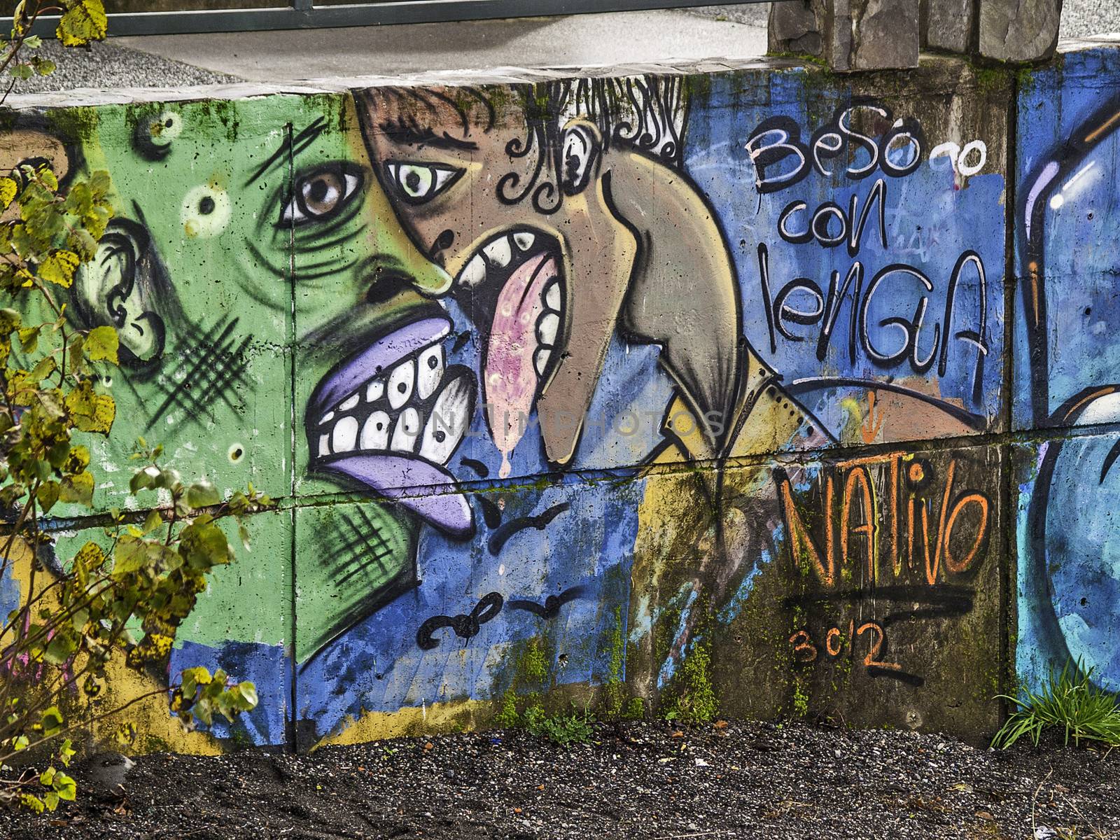Villarrica, June 2013. Graffiti of two people kissing on a wall.