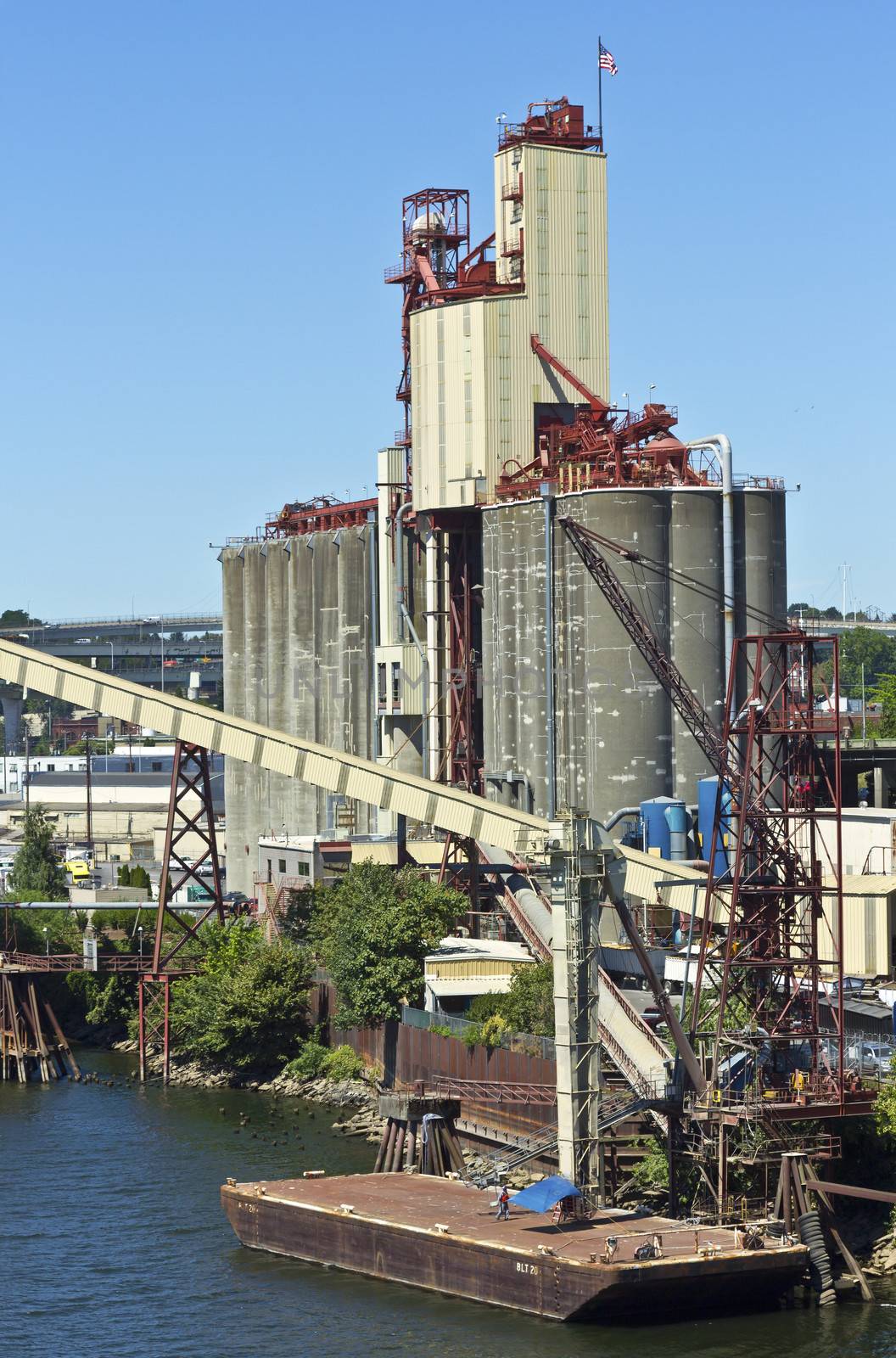 Grain elevator dispenser without cargo Portland Oregon.