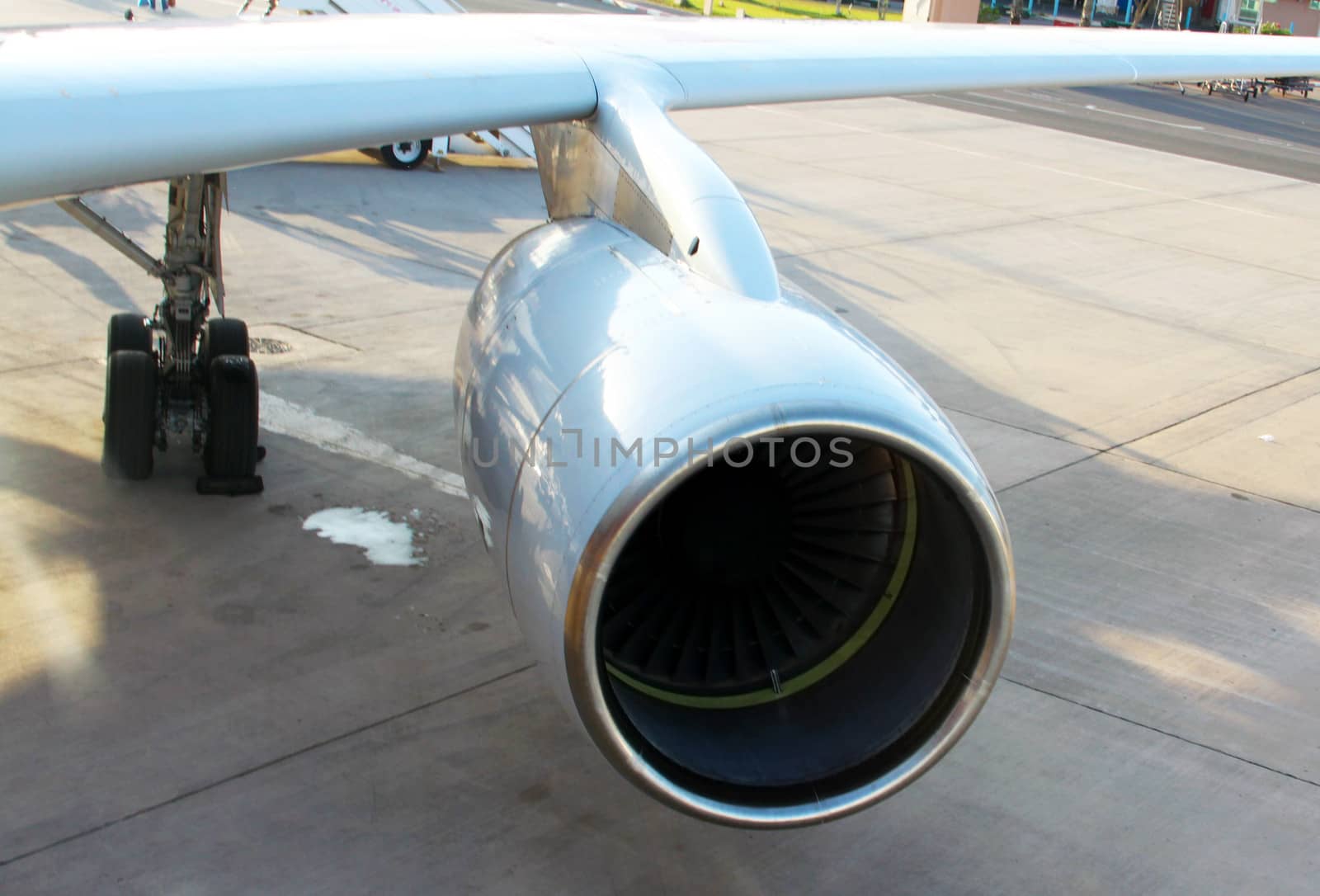 Aircraft wing with a turbine
