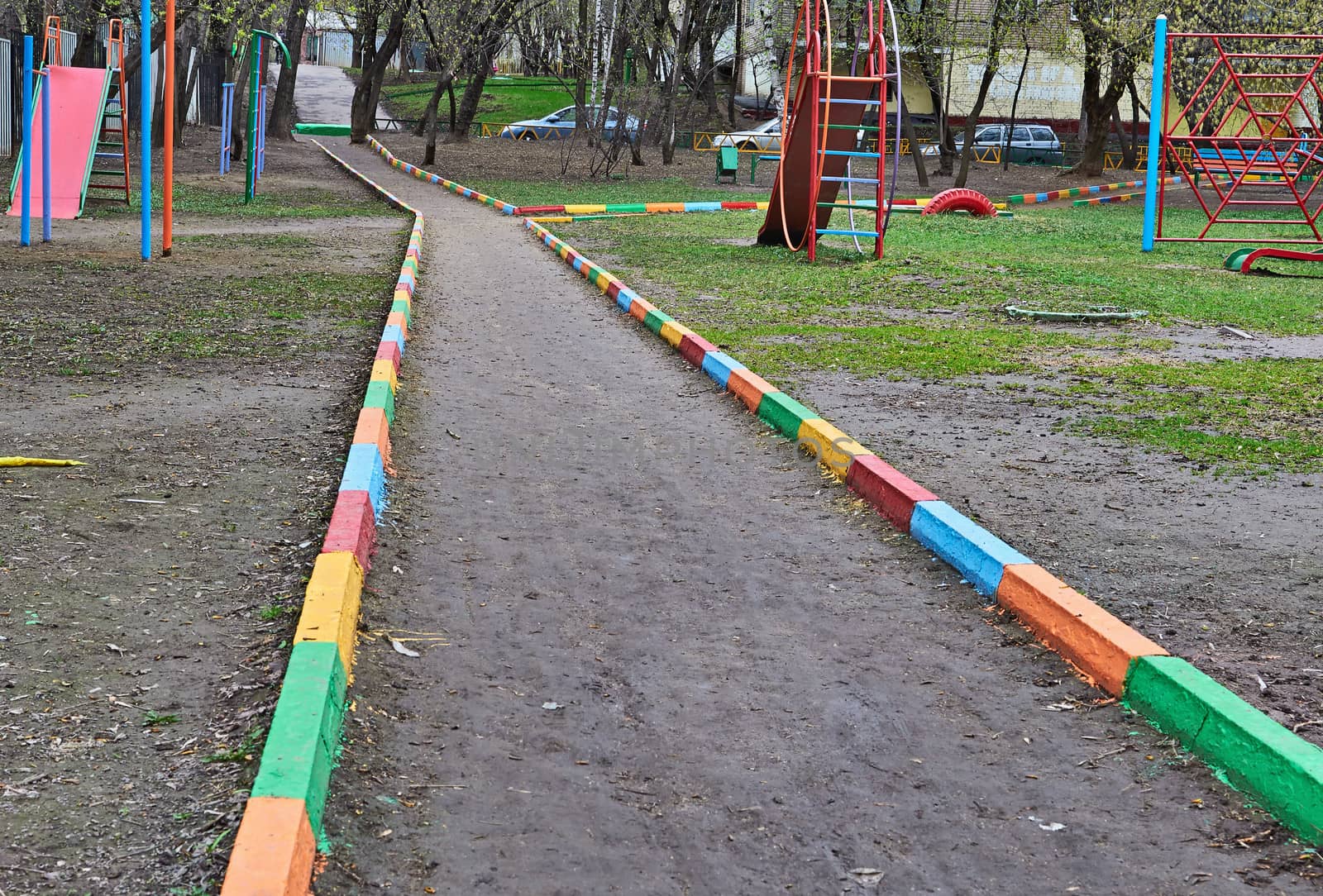 The sidewalk crosses a typical Moscow courtyard.