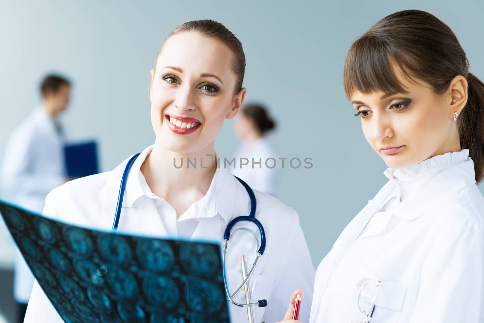 image of two doctors discuss the x-ray image, teamwork