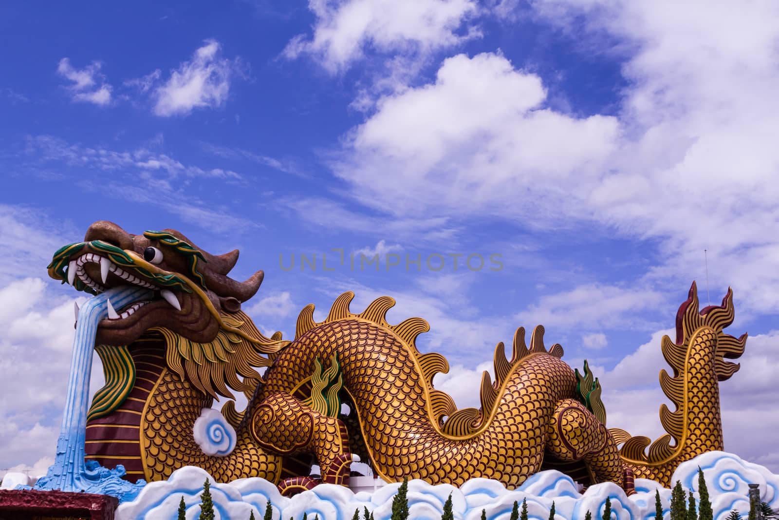 Big dragon statue and blue sky with cloud