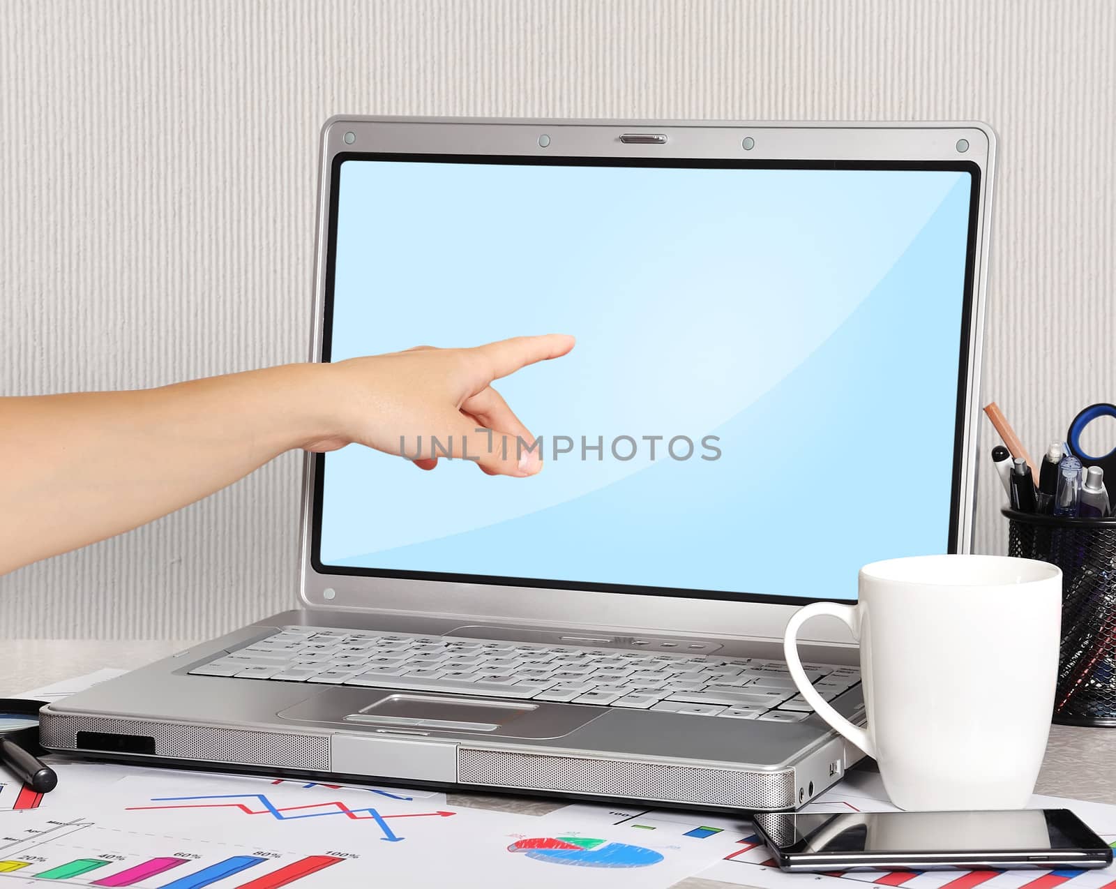 hand pointing to laptop by vetkit