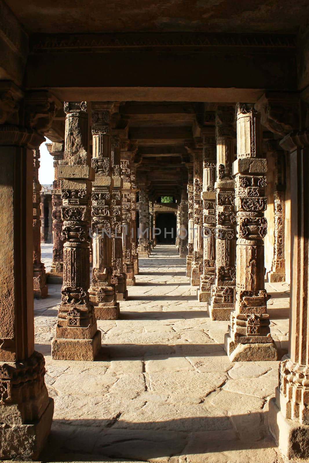 perspective vision of pillars in qutub minar