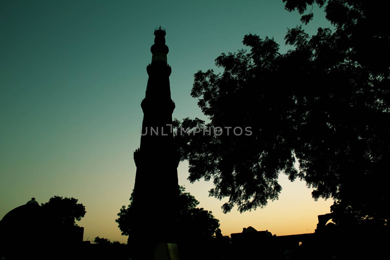 qutub minar silhouette by motionkarma