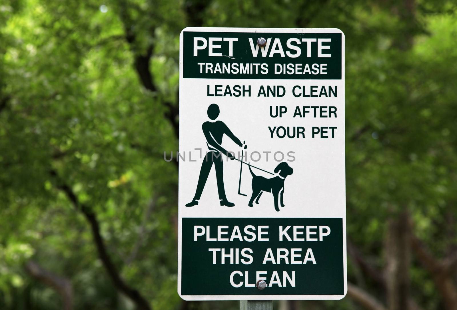 Pet waste sign at the park in Miami